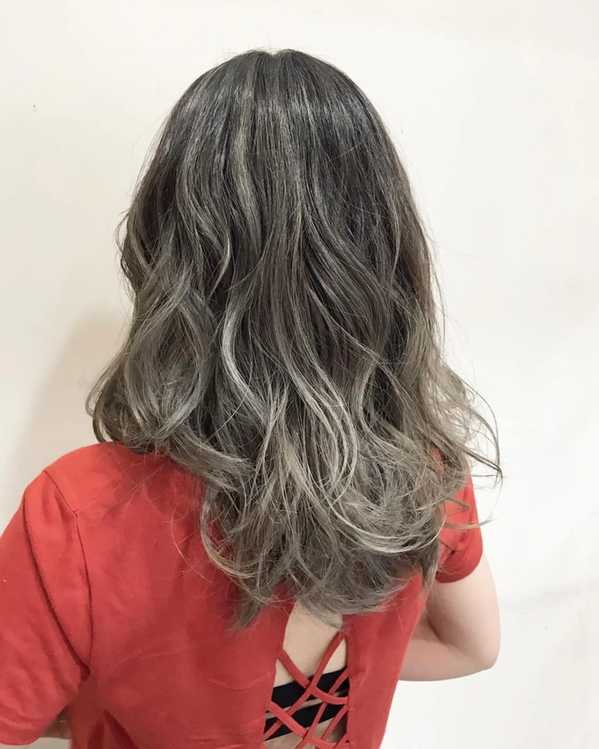 セミロング カラー グラデーションカラー WONK. ウォンク 心斎橋のヘアスタイル