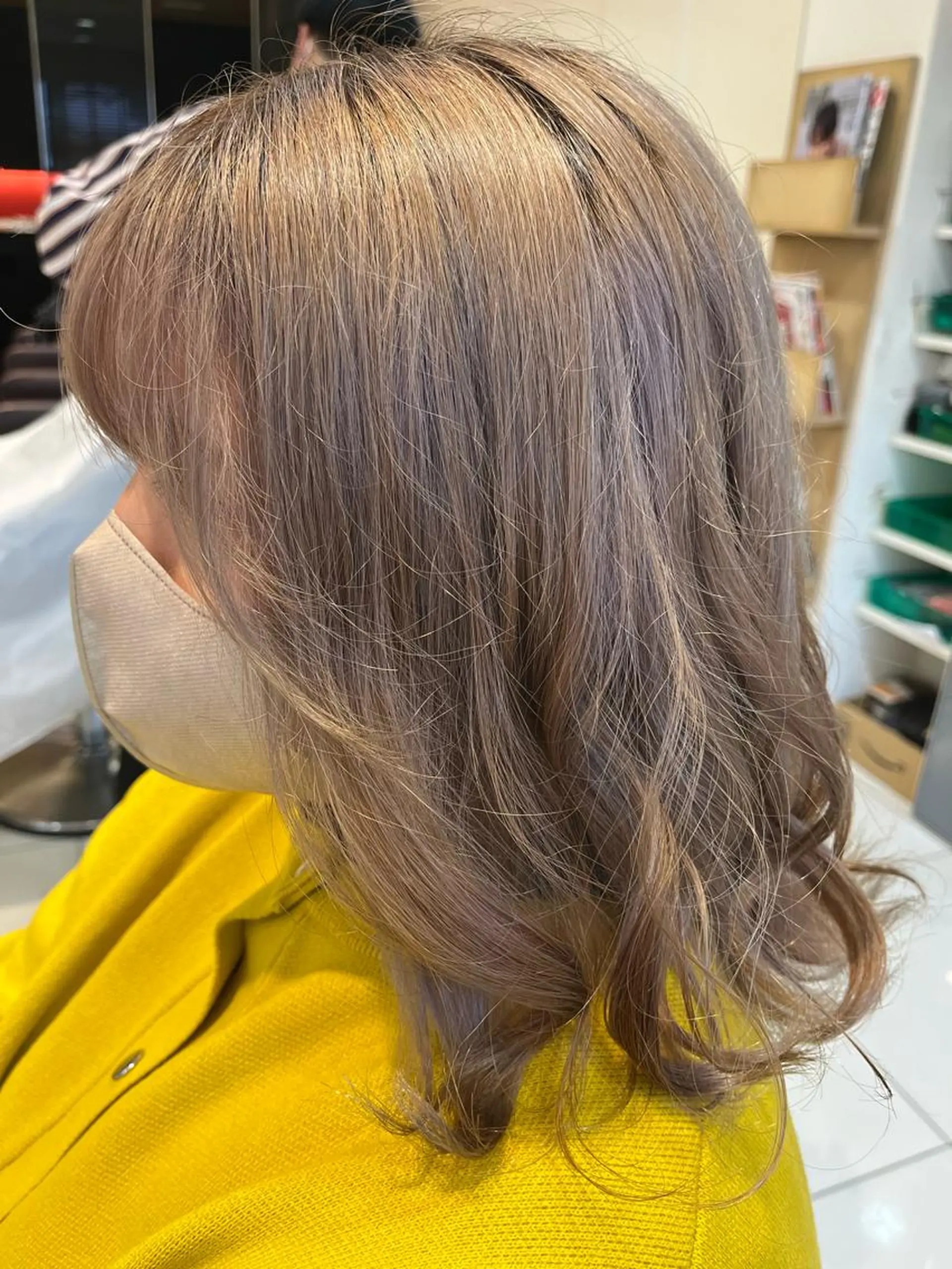 ミディアム カラー ベージュカラー ブリーチ ミルクティーベージュ なつな/ 透明感カラーのヘアスタイル