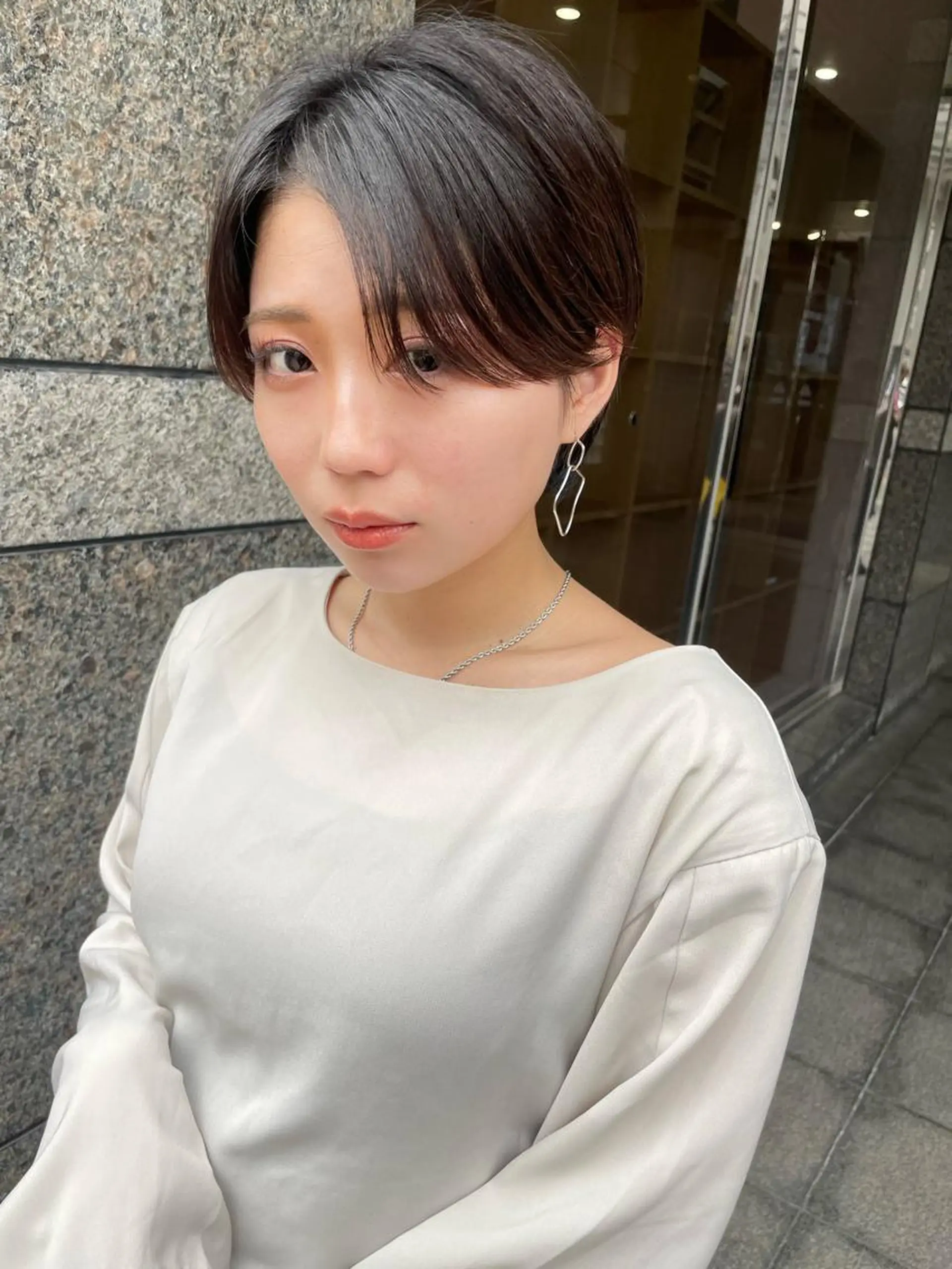 ショート ショートボブ ボブ 顔周りカット ショートヘア 小顔カット カット ヘアカラー トリートメント 💛ハイトーン× カット LEON🩶のヘアスタイル