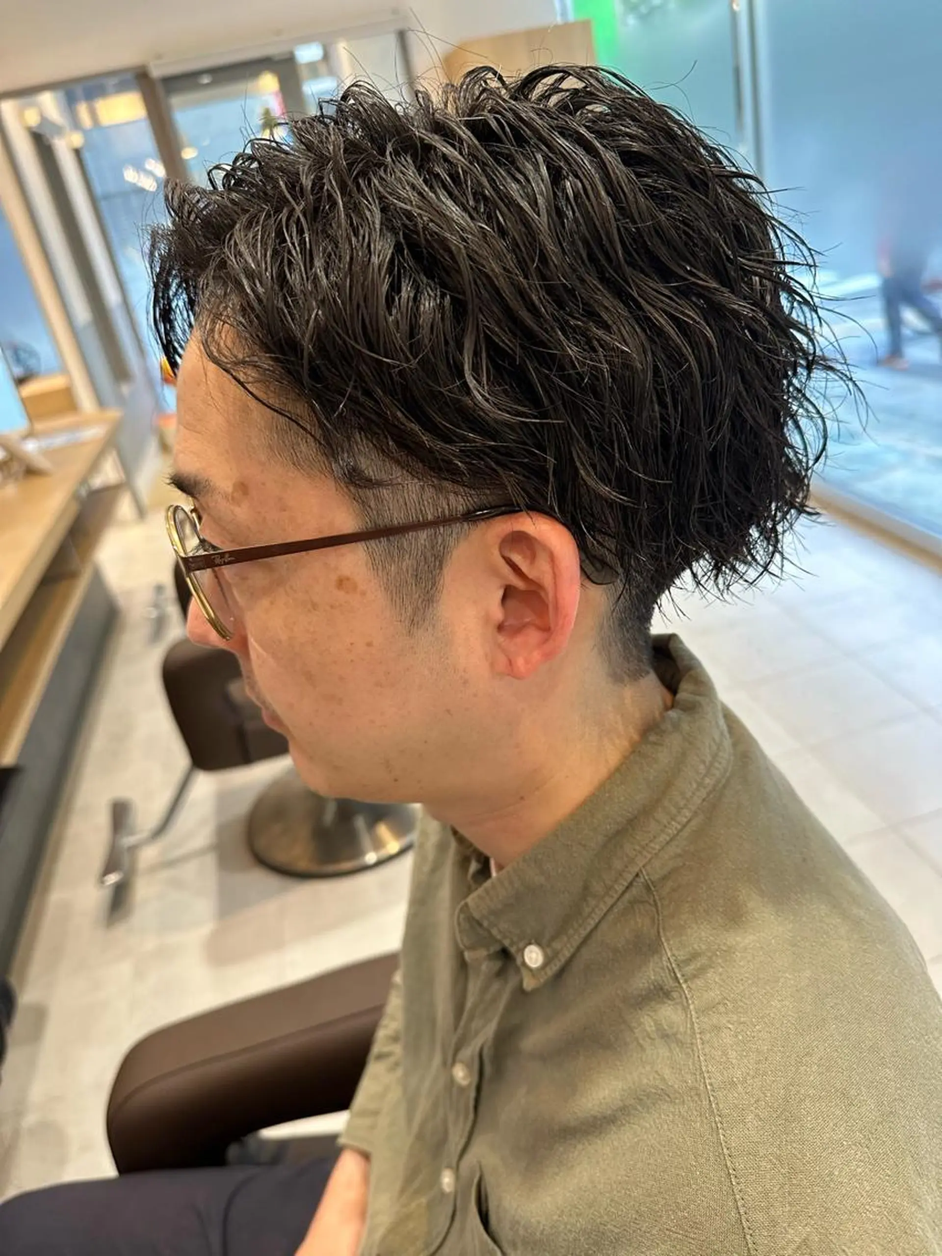 ミディアム パーマ メンズ ミディアムパーマ フェードカット メンズパーマ ツイストスパイラルパーマ 刈り上げ 💈メンズ特化 美容師サキ💈のヘアスタイル