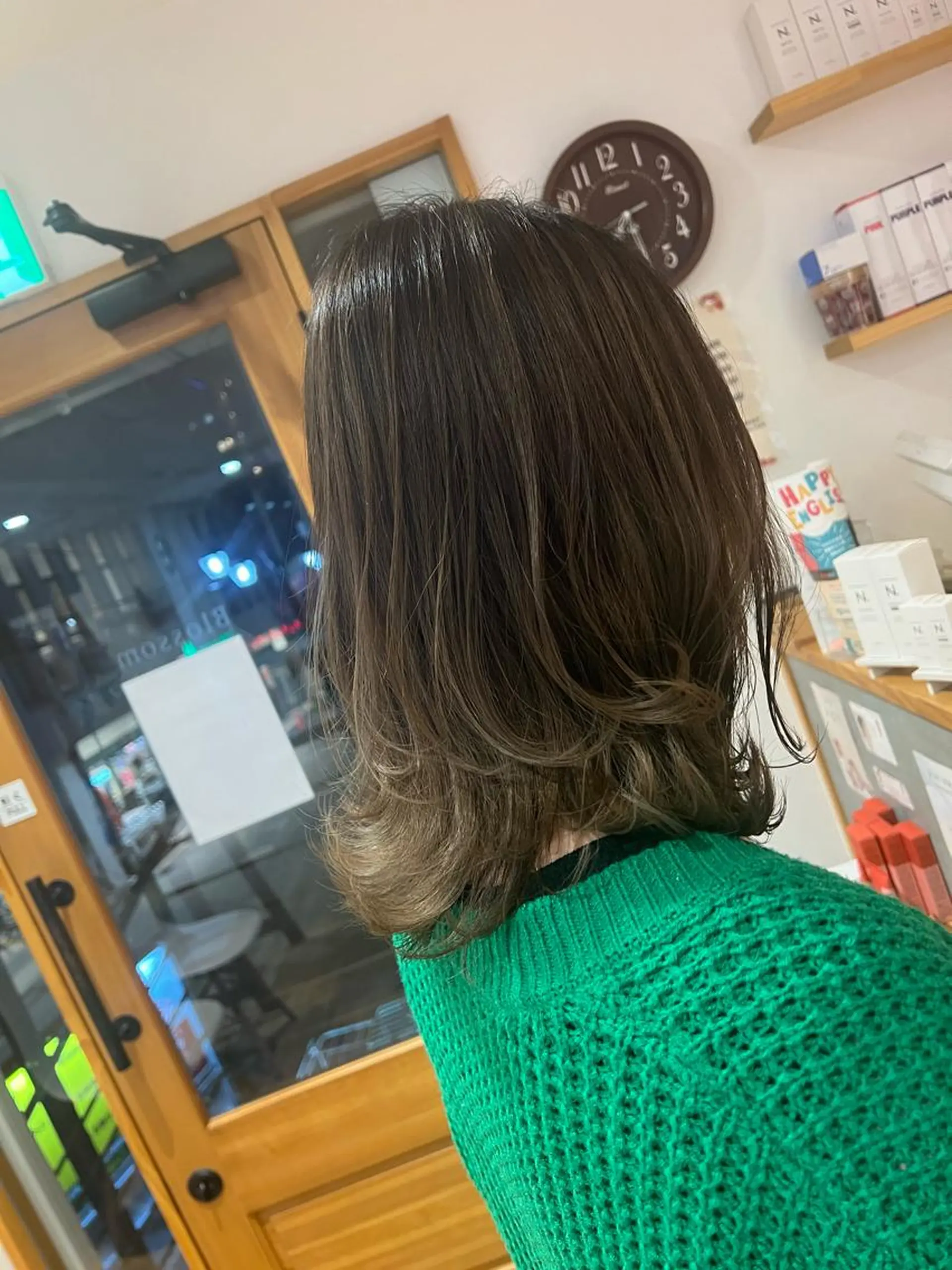 ミディアム カラー バレイヤージュ ベージュカラー フォギーベージュ グレージュ レイヤーカット カット ヘアカラー トリートメント Kazu .Kのヘアスタイル