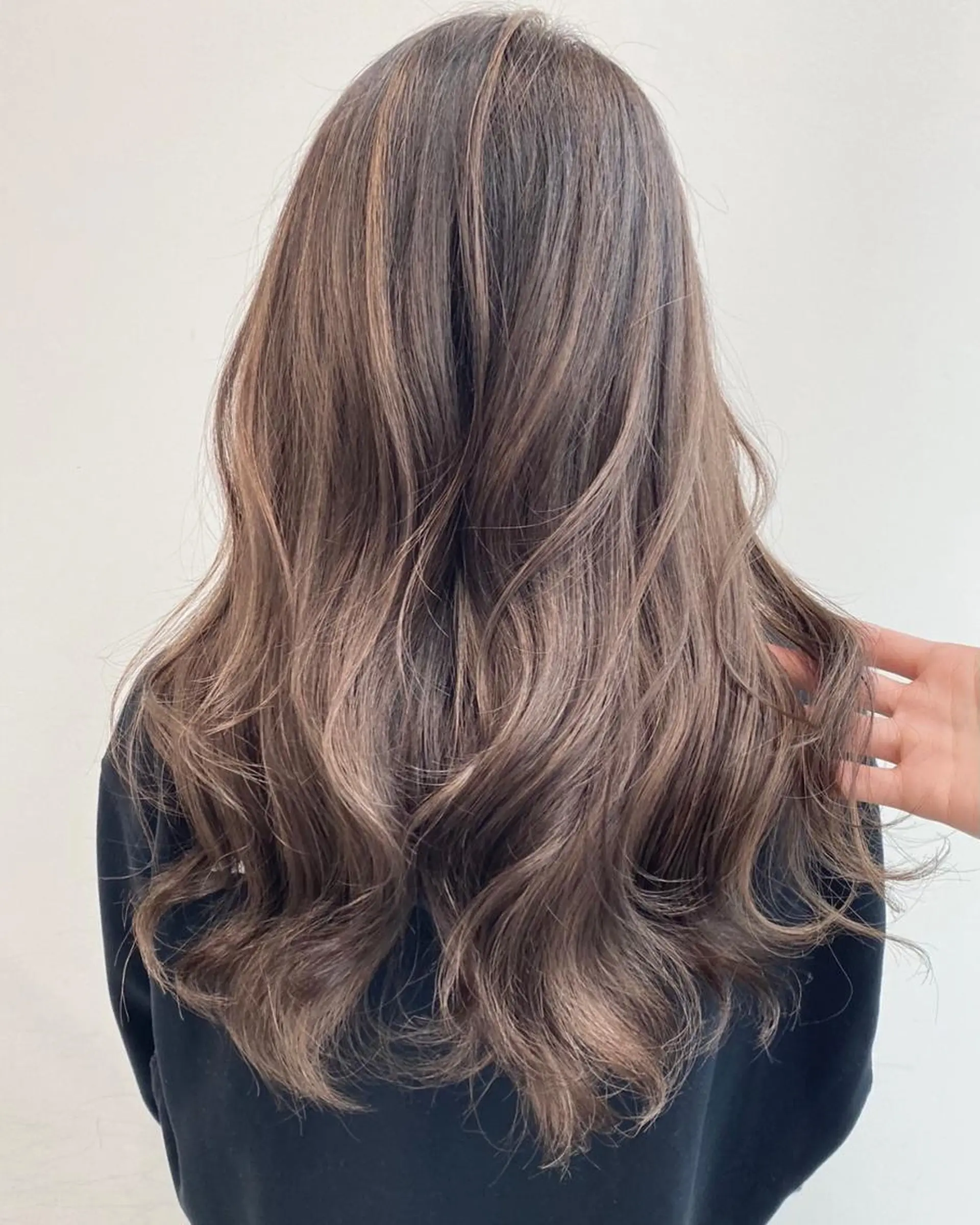 セミロング カラー アッシュ ベージュカラー ブルーカラー ブルーグレー ブルーグレージュ カット ヘアカラー トリートメント 公式 Ease by amble luxeのヘアスタイル