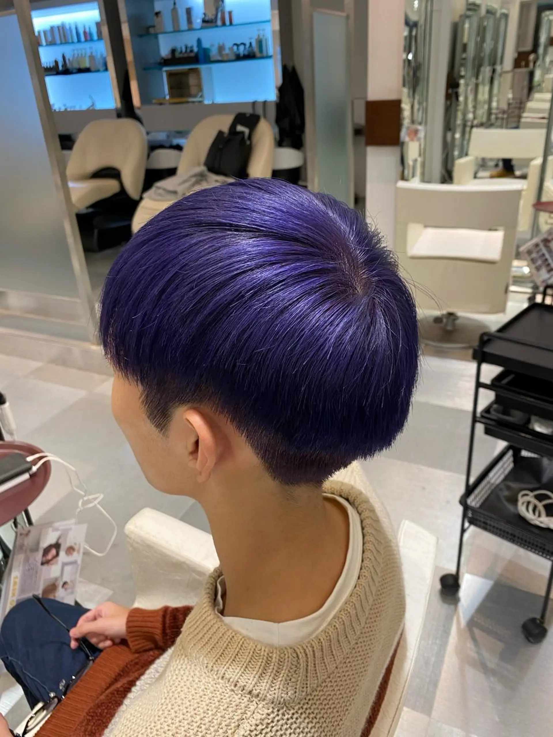 カラー メンズ メンズブリーチ ブリーチ バイオレットカラー コテ巻き風パーマ 藤澤　知彌のヘアスタイル