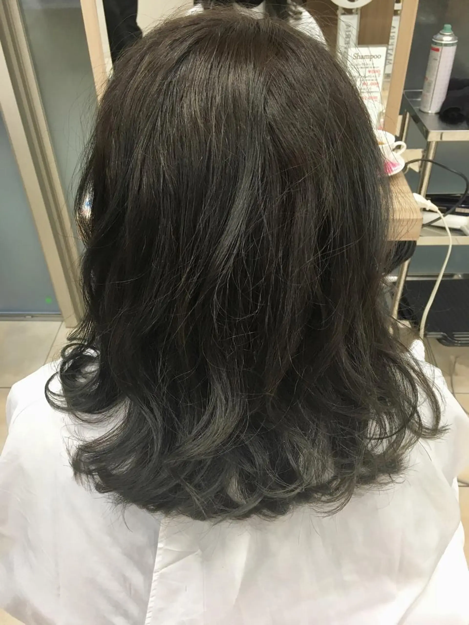 セミロング カラー ダークグレー イルミナカラー 小島 仁美のヘアスタイル