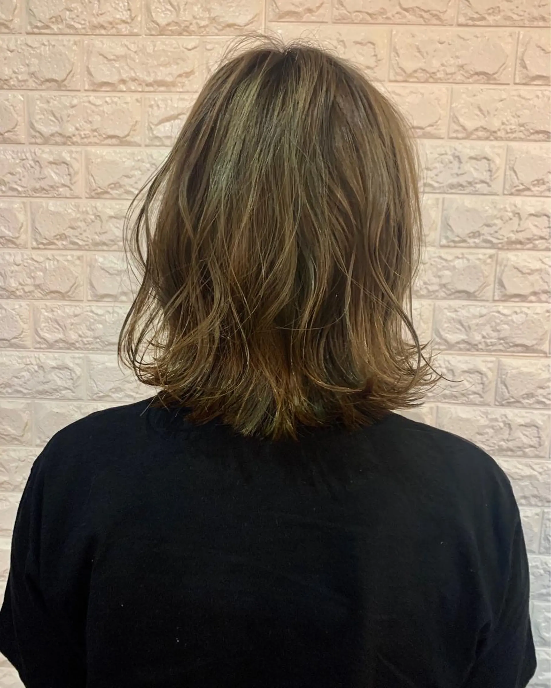 ミディアム 切りっぱなしボブ アッシュ ボブ ハイライト カット ヘアカラー トモタニ ミオのヘアスタイル