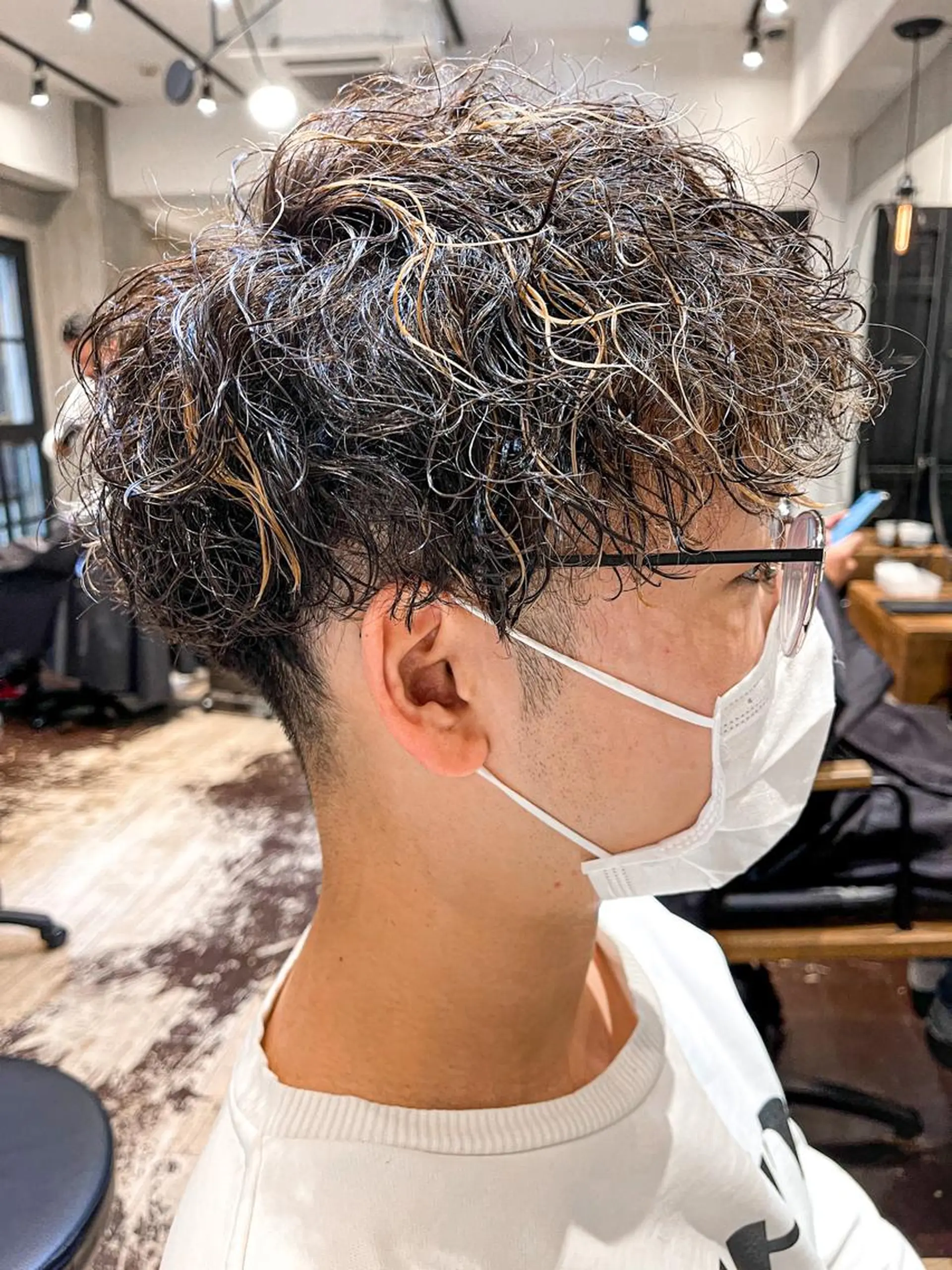 ショート カラー パーマ メンズ メンズハイライト メンズパーマ ツイストスパイラルパーマ ハイライトカラー ハイライト カット ヘアカラー パーマ トリートメント ヘアセット lana hair 新宿 髪質改善トリートメント 新宿三丁目所属・新宿メンズパーマ TAKE曲がる縮毛のヘアスタイル