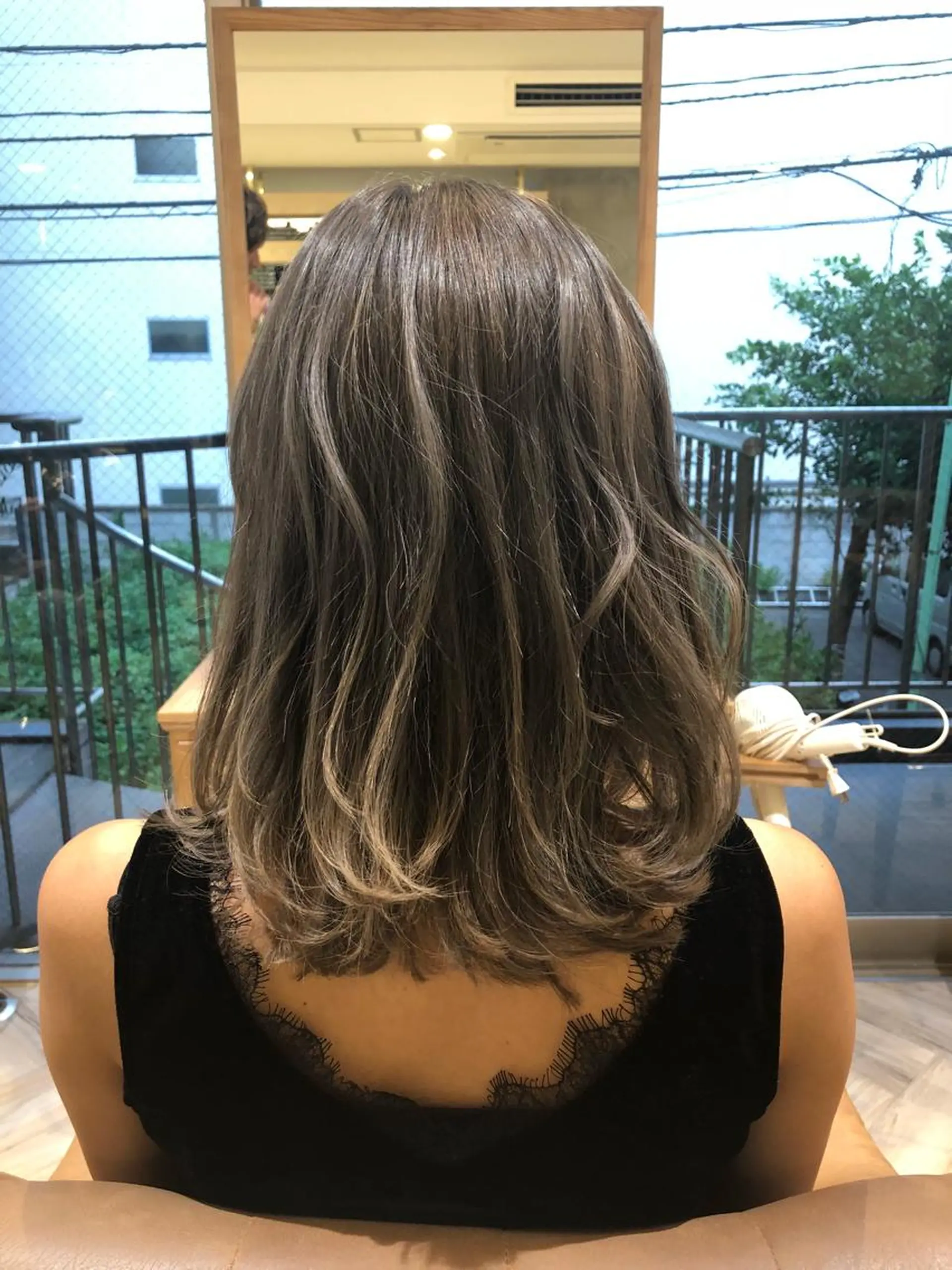 ミディアム カラー 佐川 友里のヘアスタイル