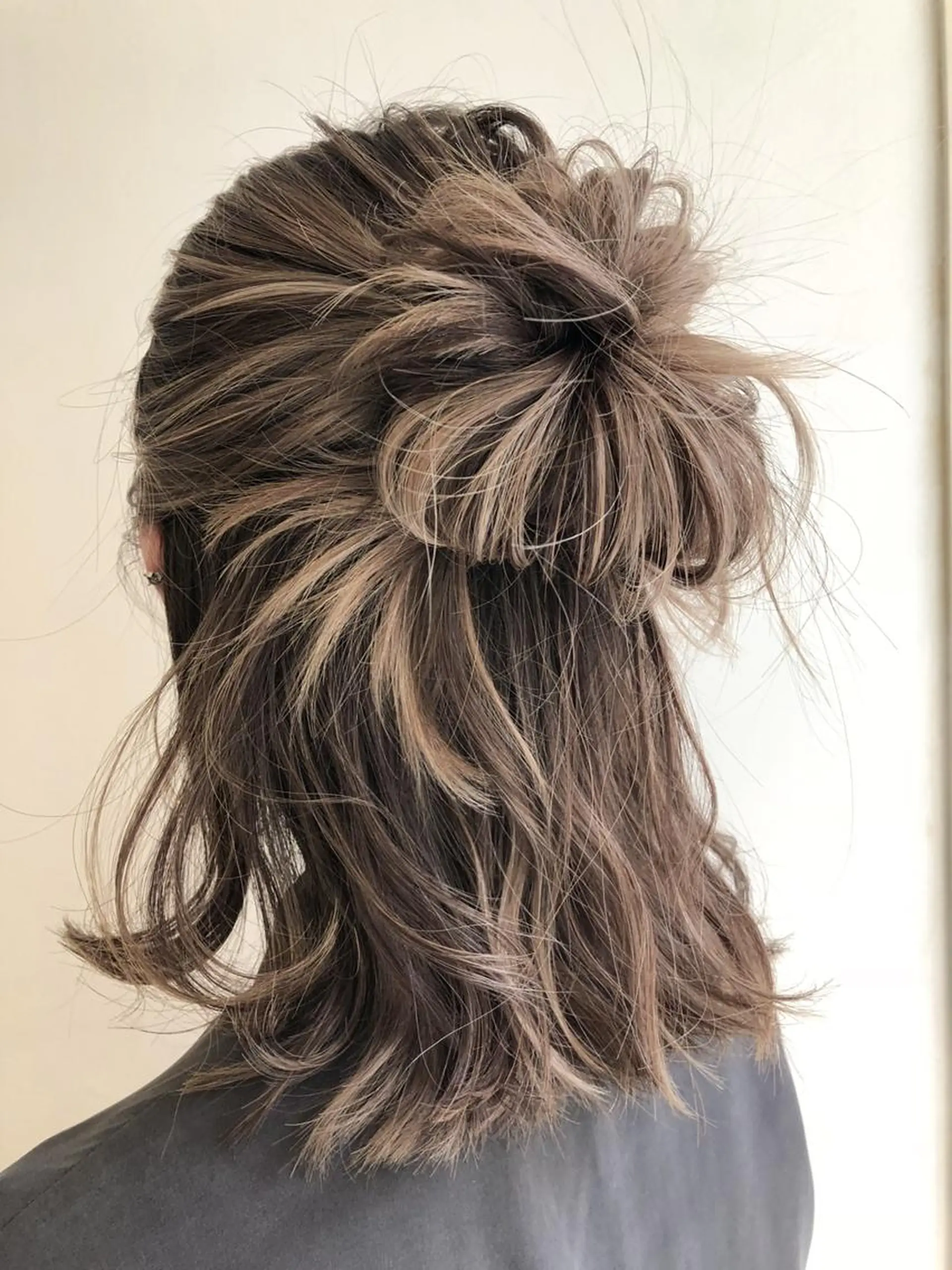 ミディアム カラー ヘアアレンジ お団子ヘア ハイライトカラー ハイライト WONK. ウォンク 心斎橋のヘアスタイル