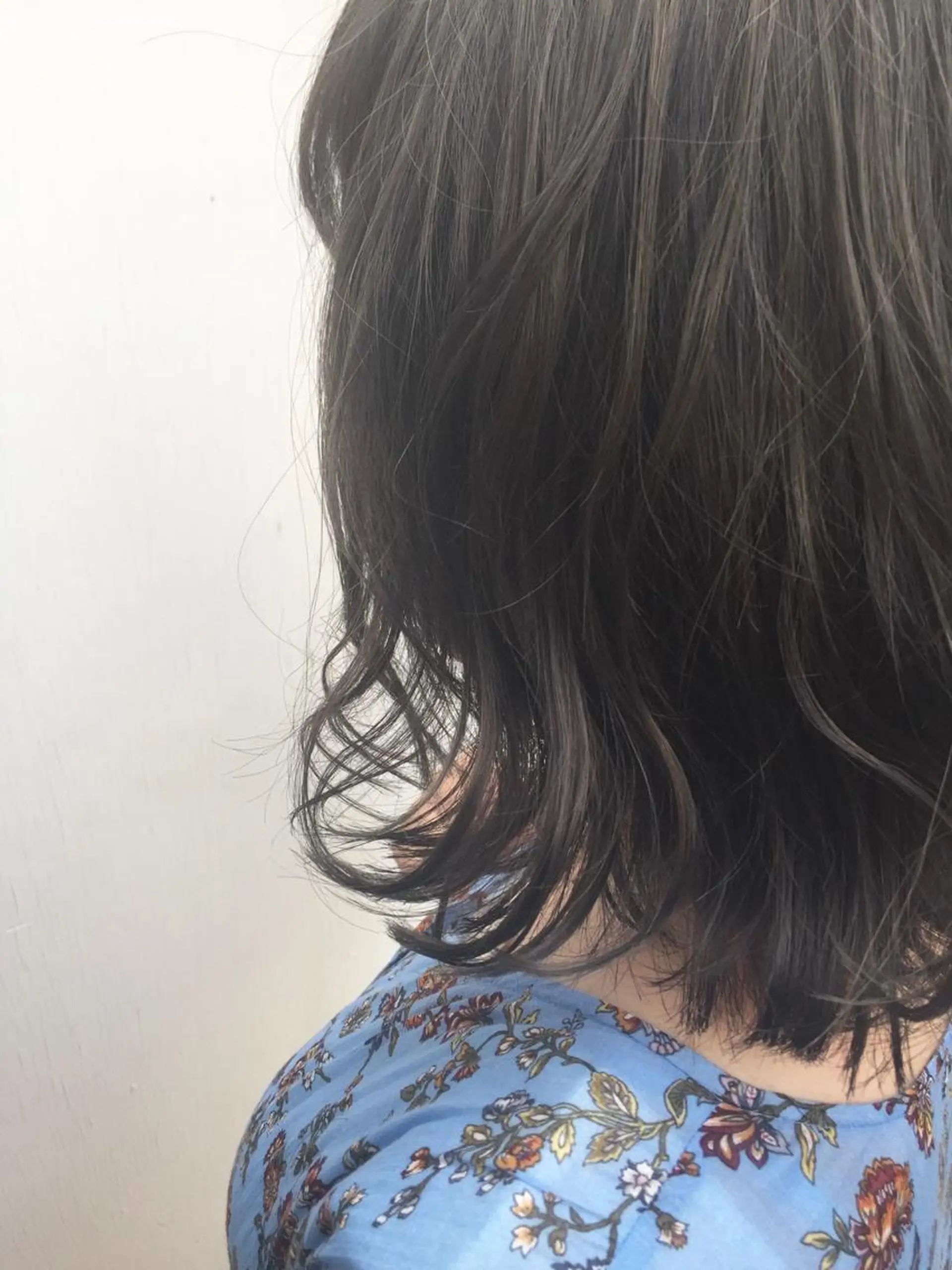 ミディアム カラー ブリーチ ブルーカラー ブルージュ 透明感カラー イルミナカラー ニシオカ タクヤのヘアスタイル