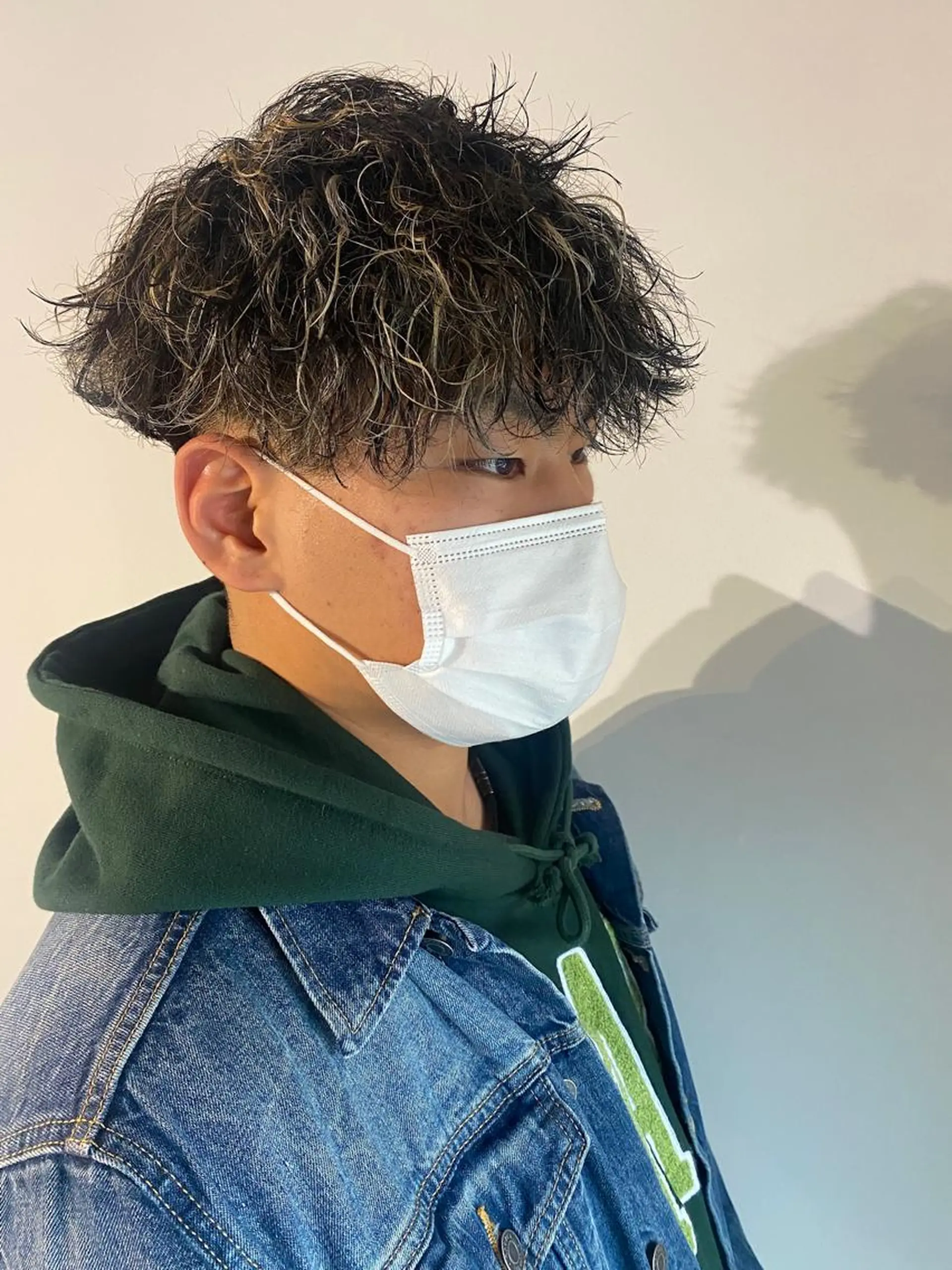 ショート カラー メンズ メンズブリーチ コンマヘア フェードカット メンズハイライト カルマパーマ カット ヘアカラー トリートメント 🔹YUTA🔹 メンズパーマのヘアスタイル