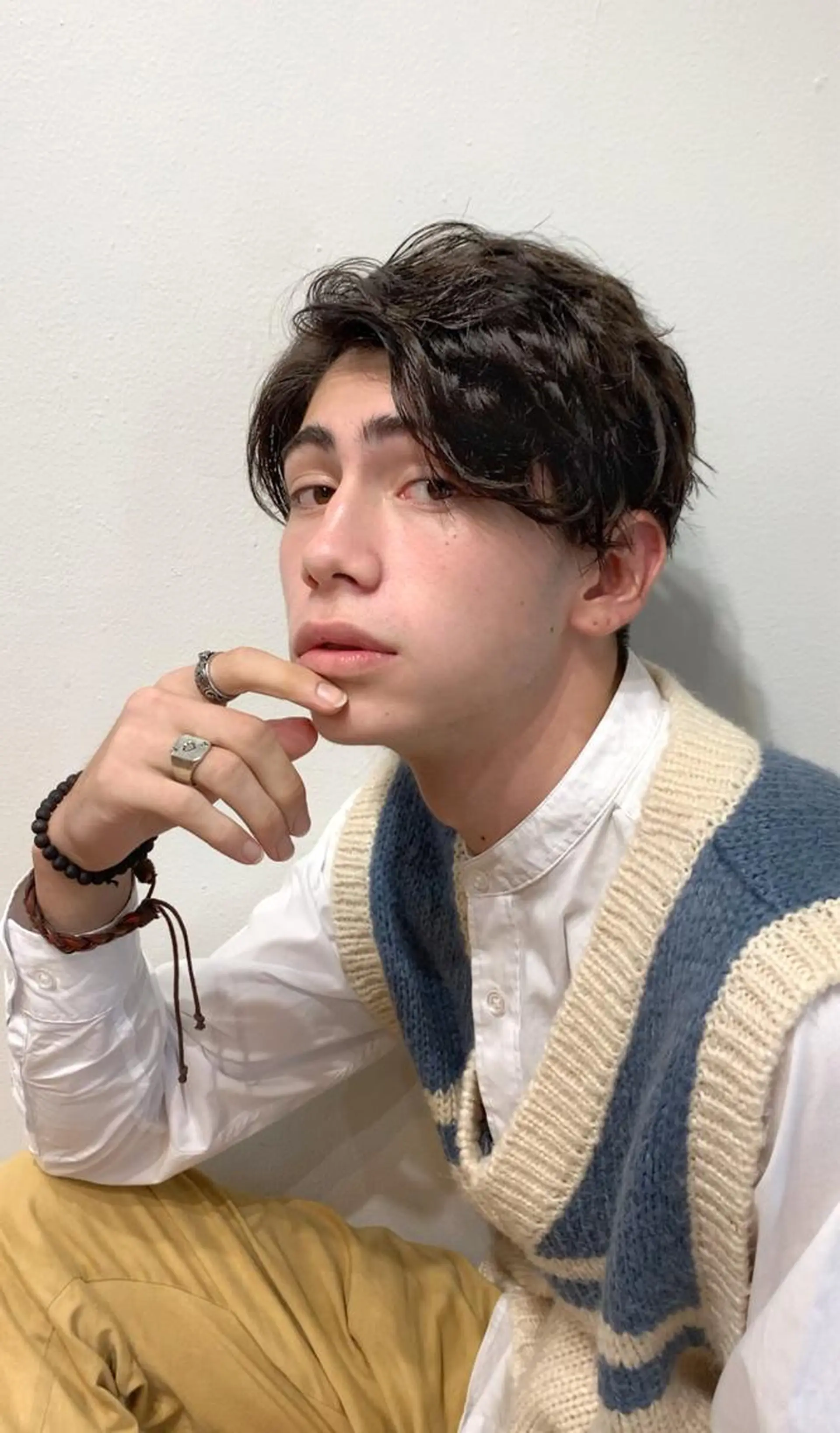 ミディアム パーマ メンズ ミディアムパーマ メンズブリーチ センターパート フェードカット メンズハイライト メンズStylist 山根慧のヘアスタイル