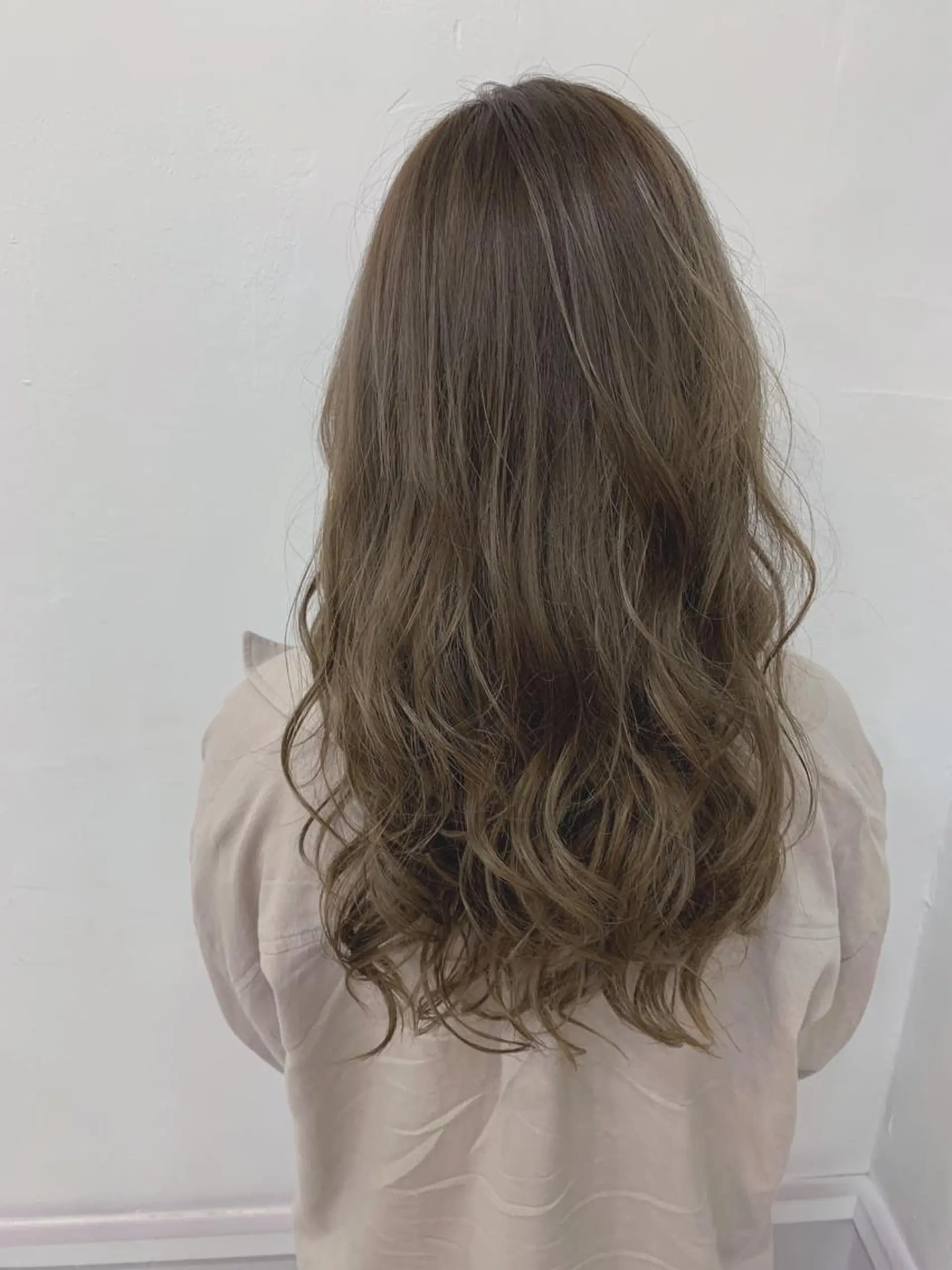 ロング カラー ベージュカラー ブリーチ 透明感カラー オリーブベージュ ヘアカラー トリートメント chama レイヤーカットのヘアスタイル