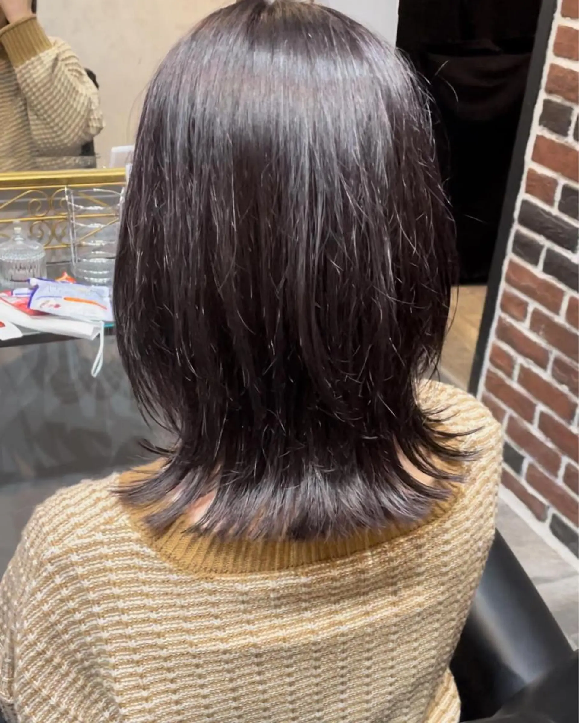 ミディアム カラー ヘアアレンジ ミディアムレイヤー グレージュ ラベンダーカラー ラベンダーグレージュ ラベンダーグレー 飯塚 沙衣のヘアスタイル