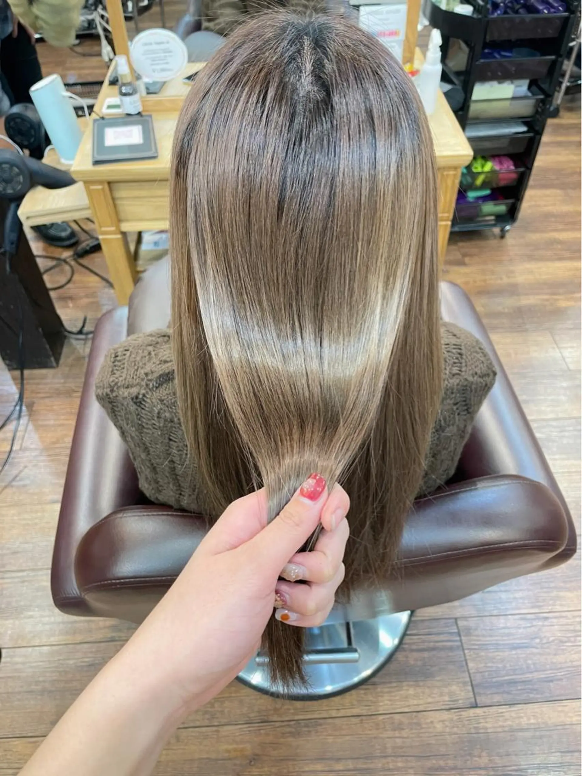 ロング レイヤーカット、 大人可愛い 中村美羅のヘアスタイル