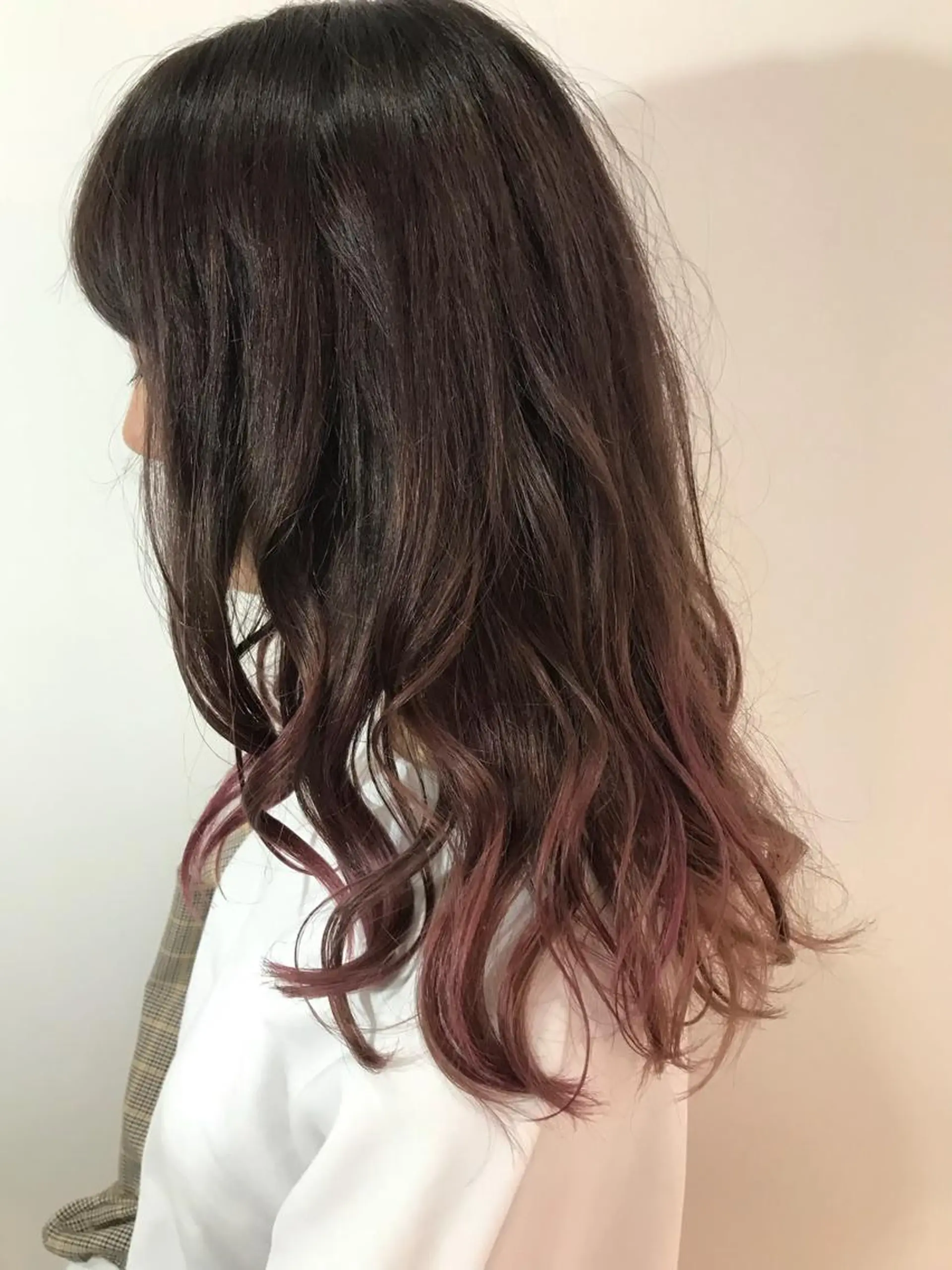 ミディアム カラー グラデーションカラー ピンクカラー AILEE所属・ウルフカット レイヤーカット上柿のヘアスタイル