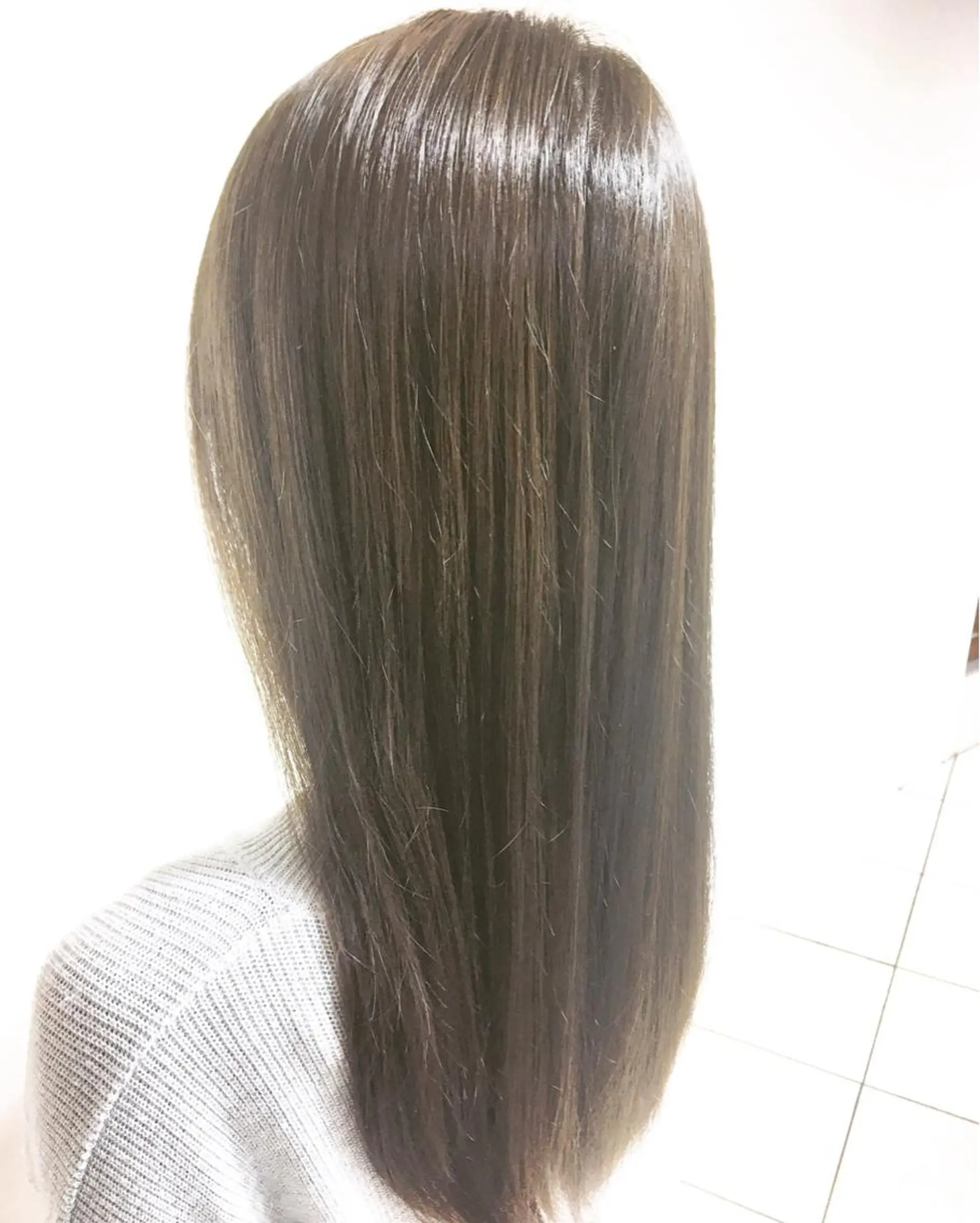 セミロング カット 縮毛矯正 カンベ ショウリのヘアスタイル