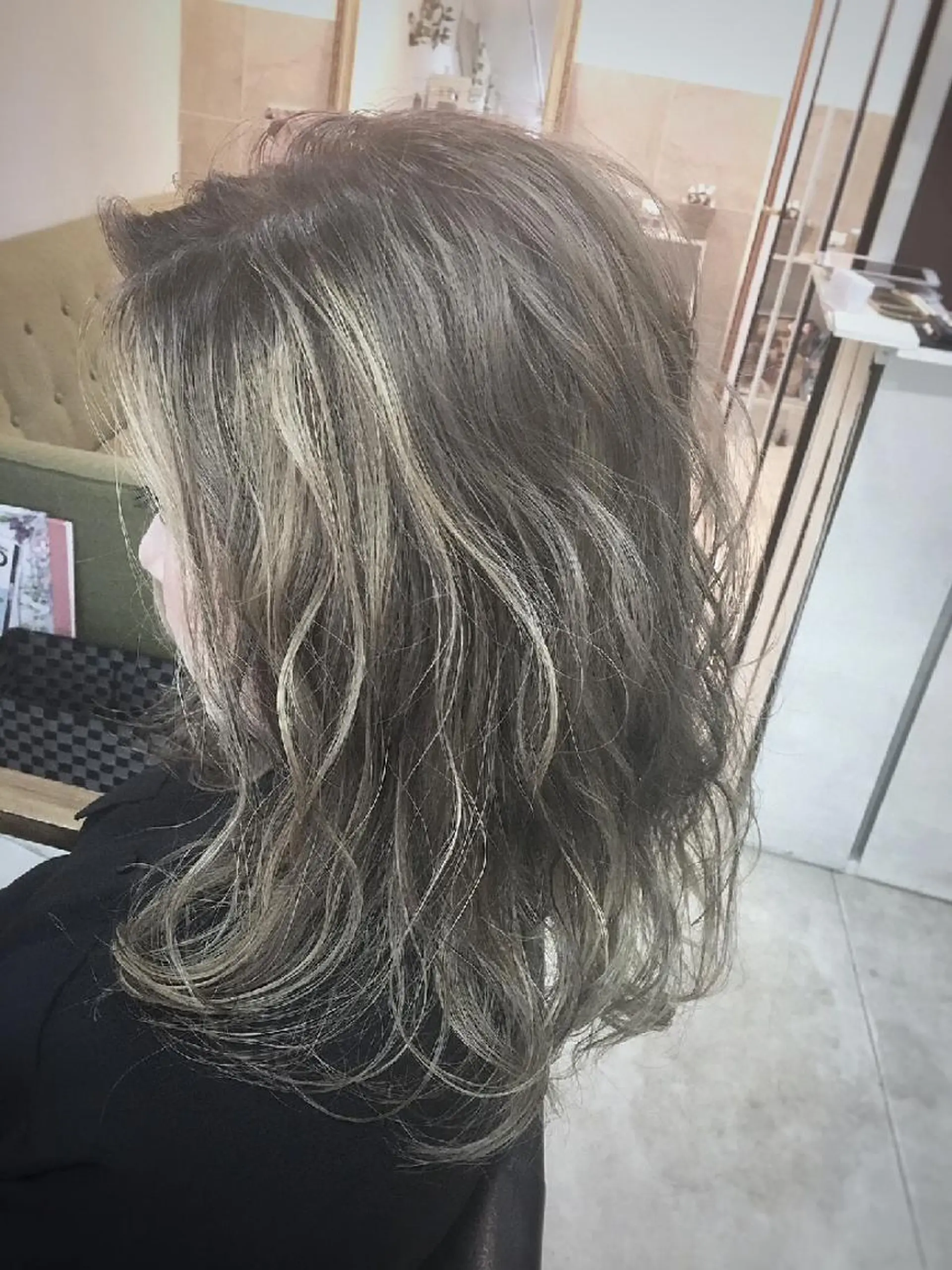 セミロング カラー ヘアカラー AnFye une qatllのヘアスタイル