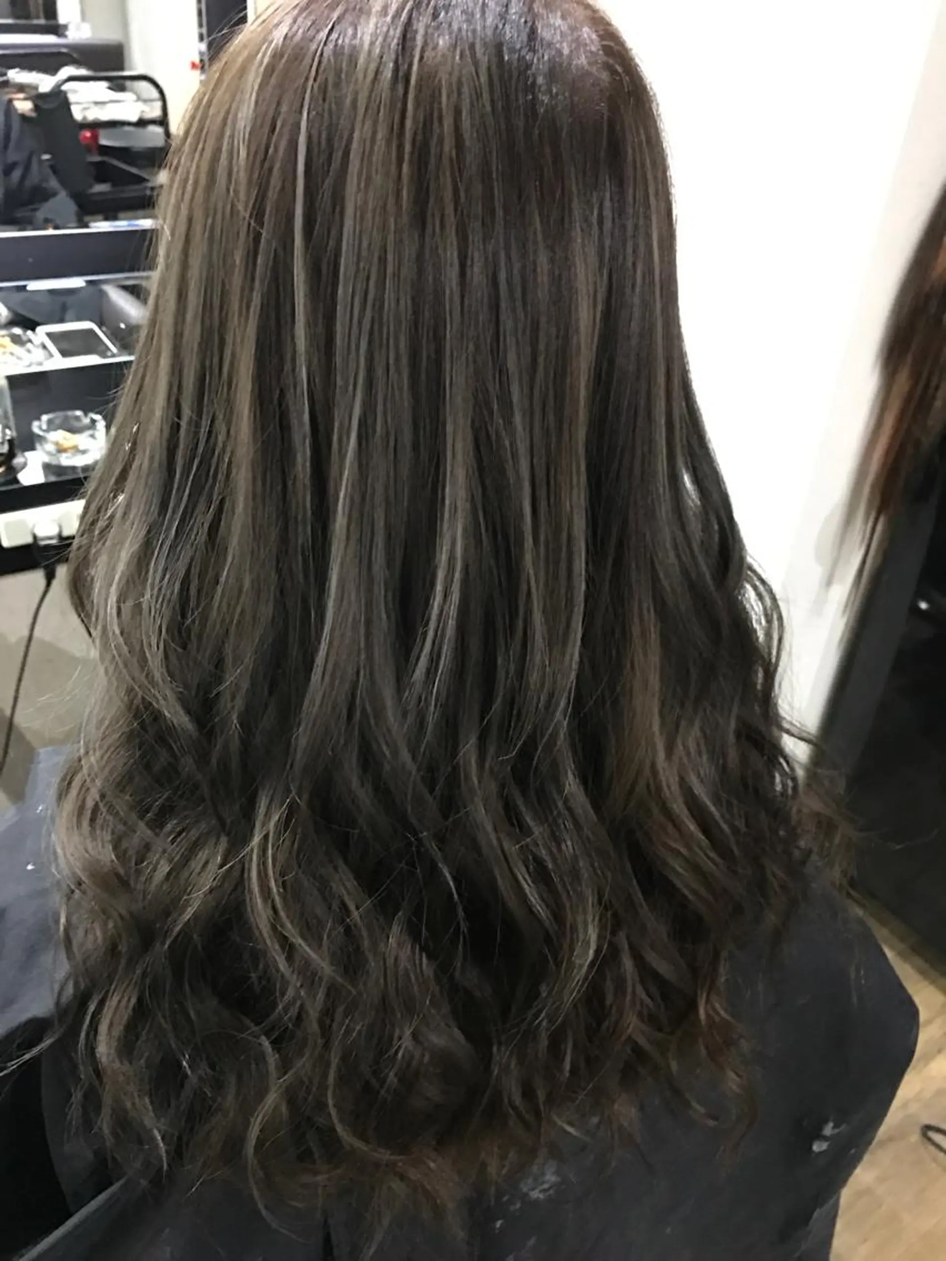 ミディアム カラー アッシュ アッシュグレー アッシュグレージュ グレージュ カット ヘアカラー シールエクステ🎀 ハイトーン特化🎀のヘアスタイル