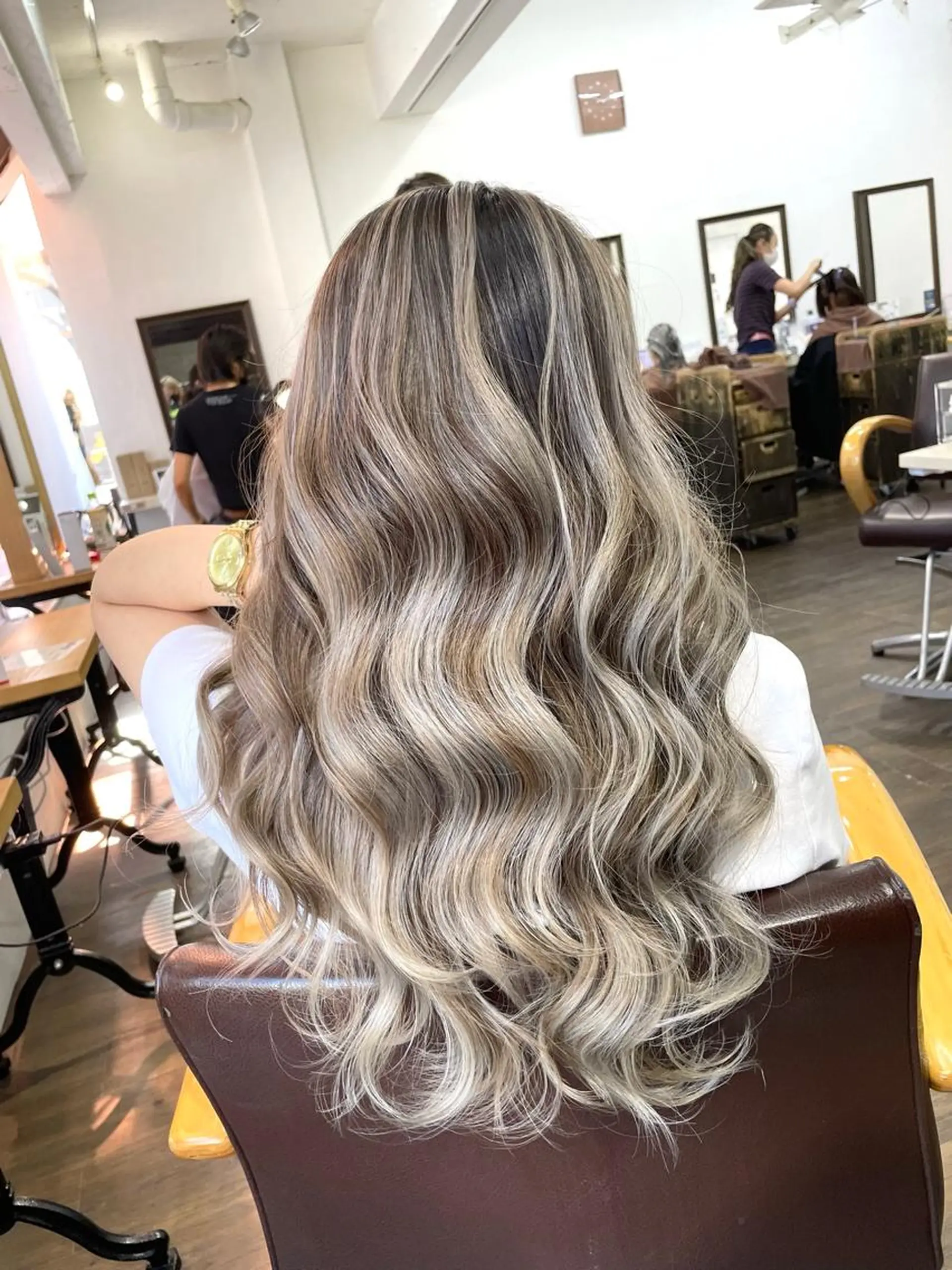 ロング カラー バレイヤージュ ブリーチ 透明感カラー ハイトーンカラー レイヤーカット ヘアカラー XELVE所属・髪質改善♠️ KENTAROのヘアスタイル