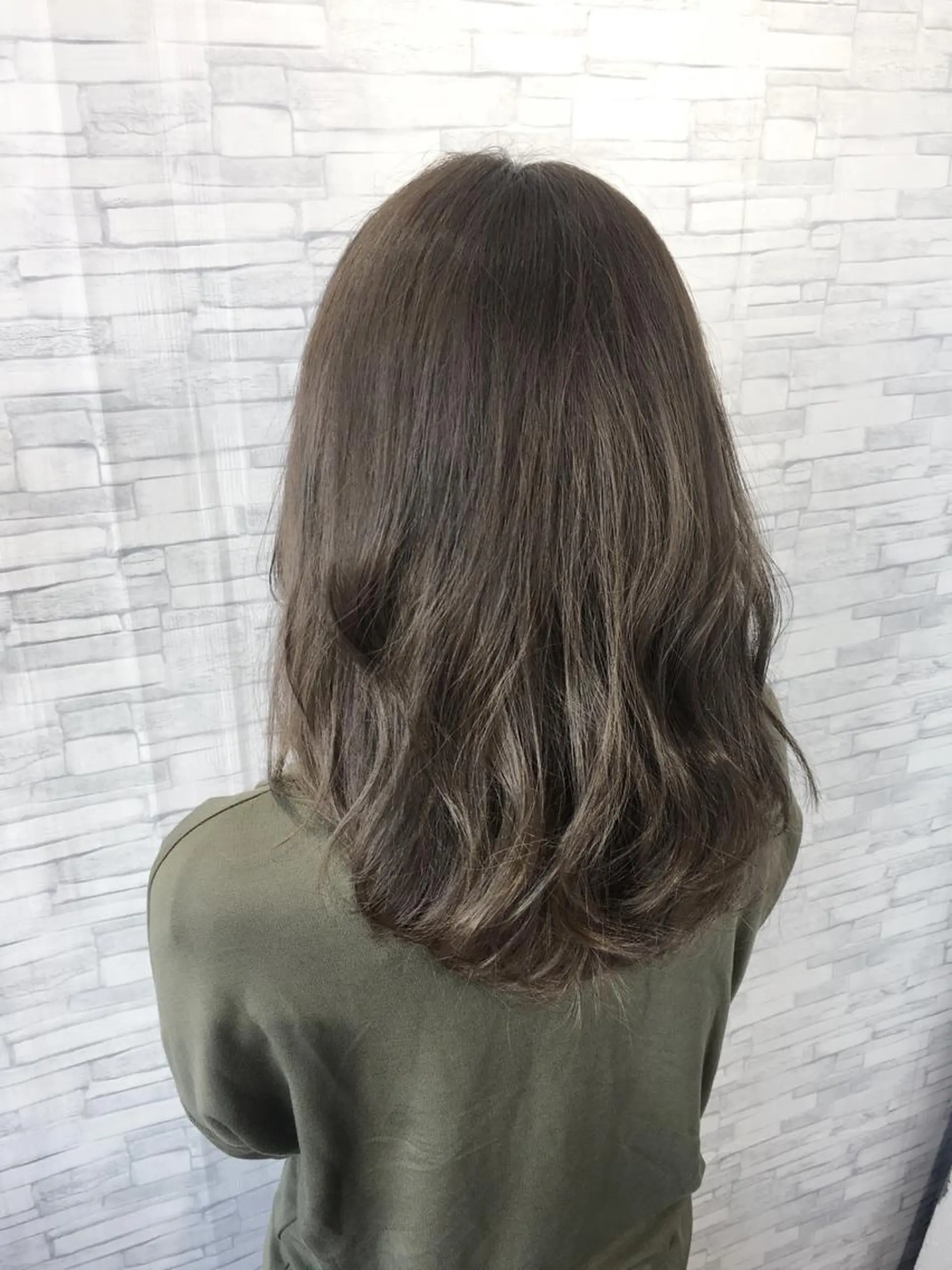 ミディアム カラー 足立 磨咲のヘアスタイル