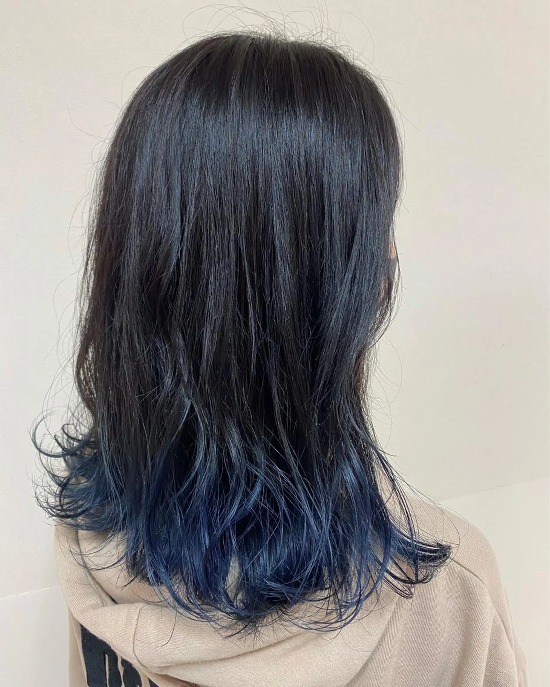 セミロング カラー ヘアアレンジ ブリーチ ブルーカラー グラデーションカラー ネイビーカラー 丸谷 みくのその他イメージ