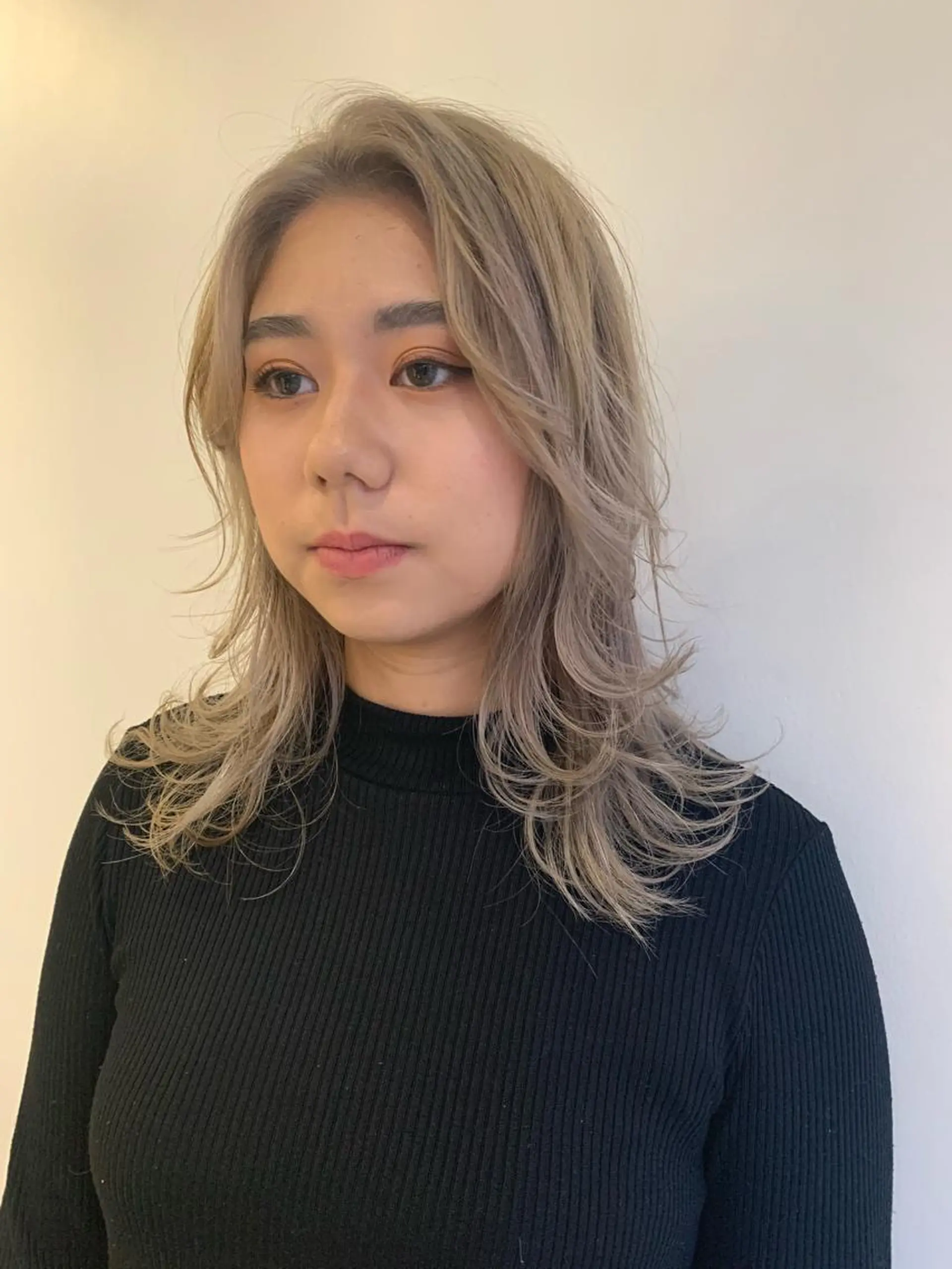 カラー ブリーチ ブロンド nuu所属・💜ショート💜 ウルフ、ボブ二色亜美のヘアスタイル