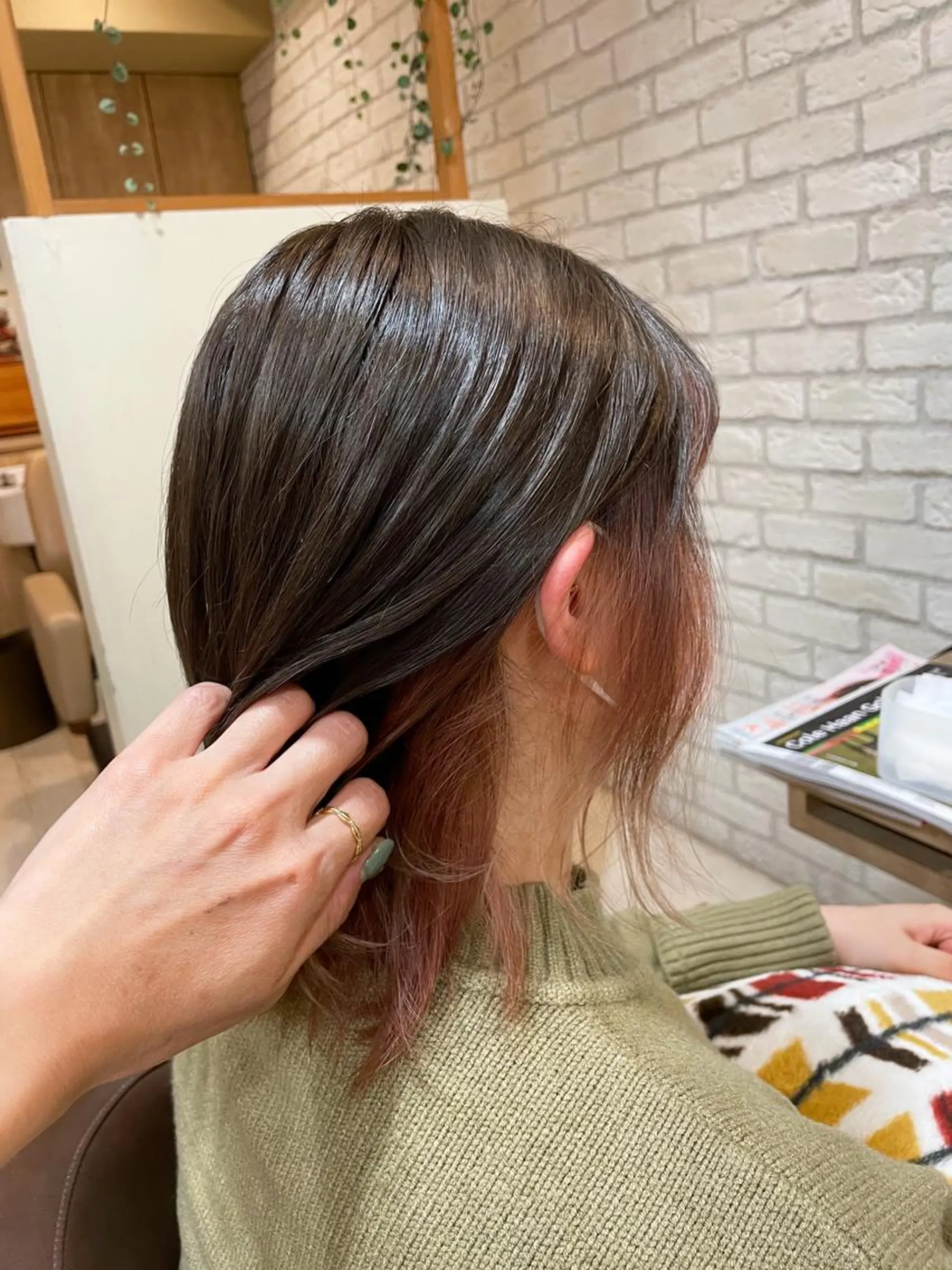 ミディアム カラー アッシュ イヤリングカラー オレンジ カット ヘアカラー トリートメント 清水 有実子のヘアスタイル