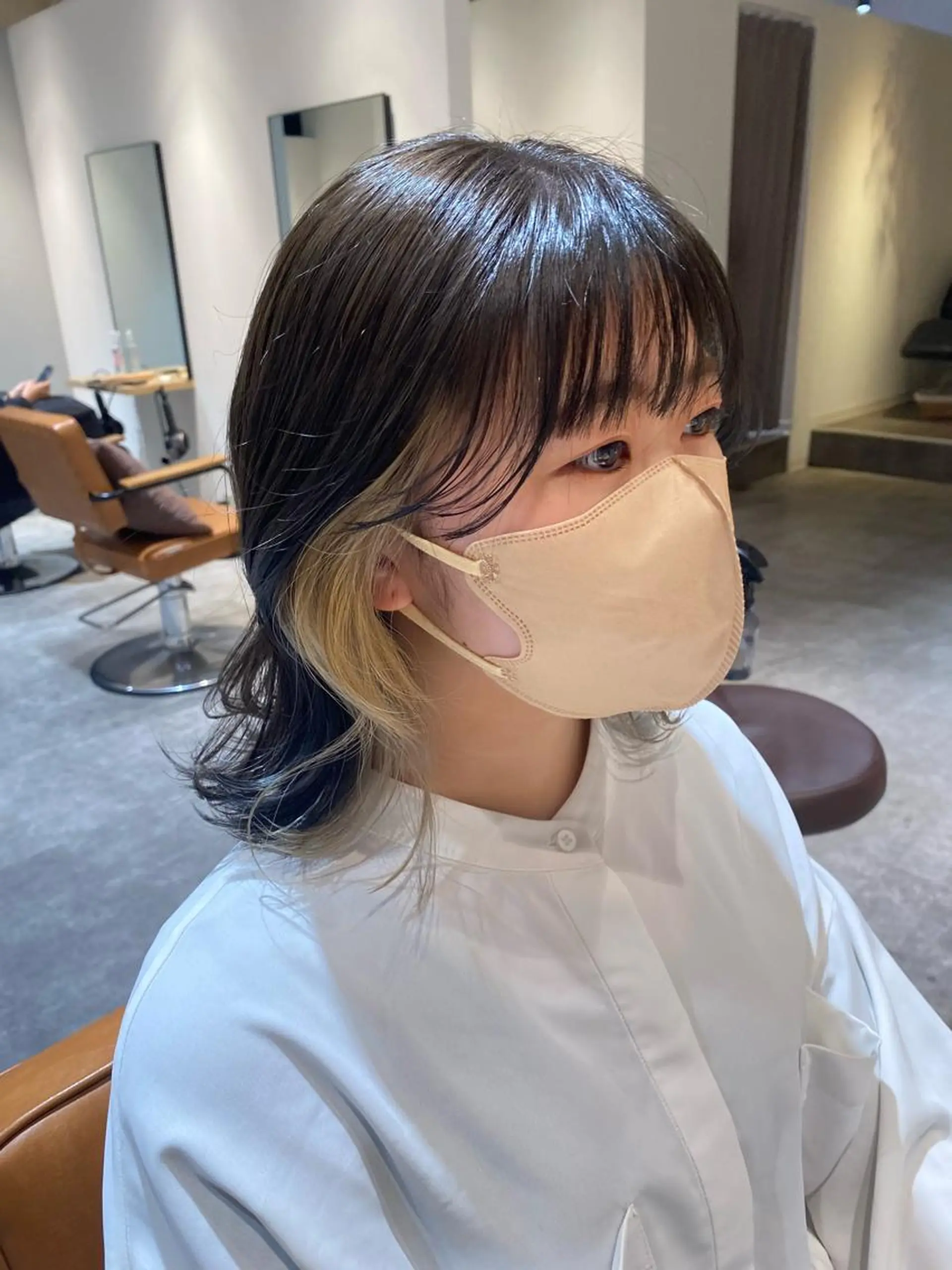 ミディアム カラー ベージュカラー ブリーチ インナーカラー ミルクティーベージュ カット ヘアカラー オスズ 🎀´-のヘアスタイル