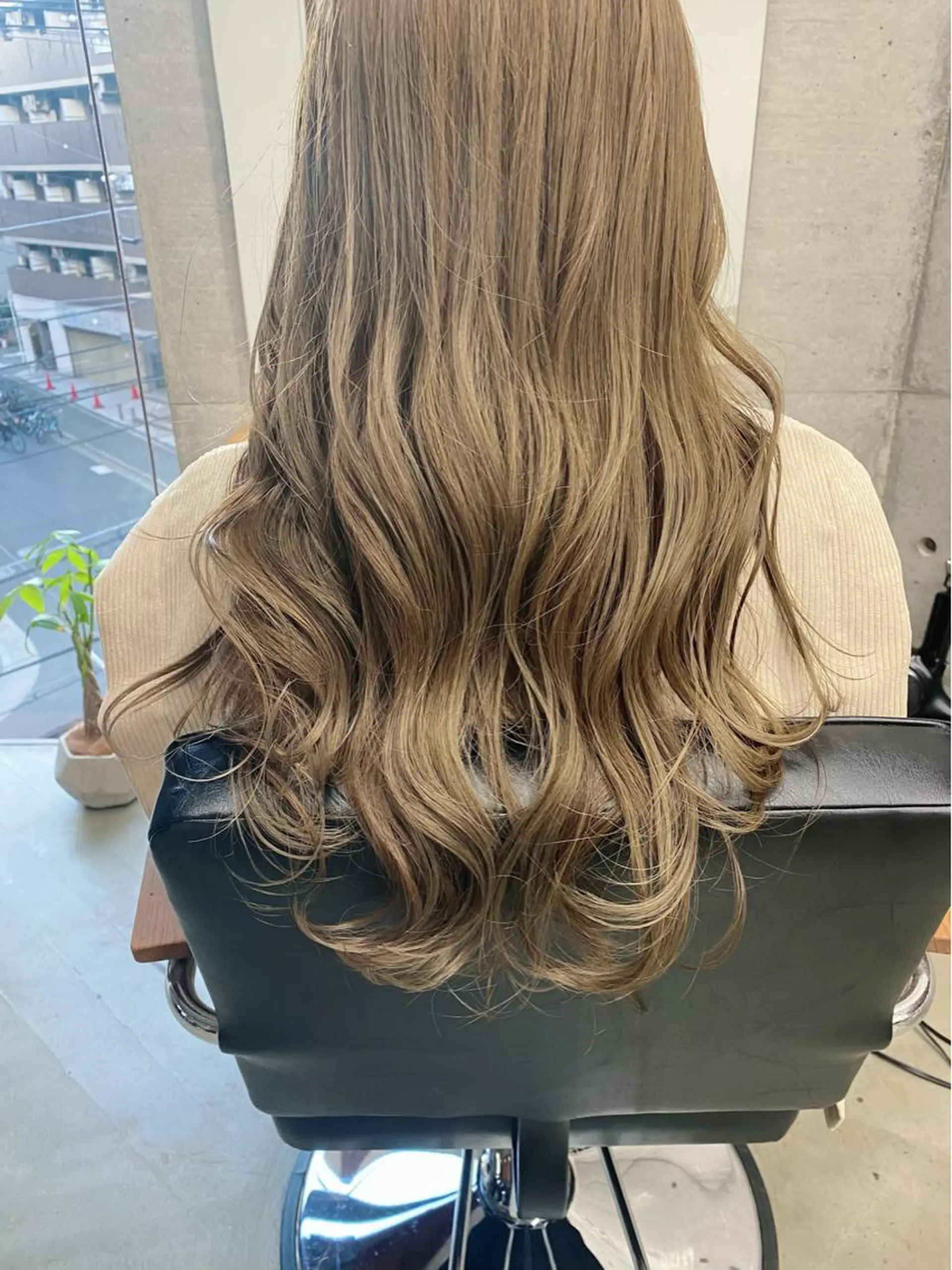 ロング カラー ヘアアレンジ ベージュカラー ハイトーンカラー ハイトーンベージュ ヘアカラー トリートメント son hair HIROEのヘアスタイル
