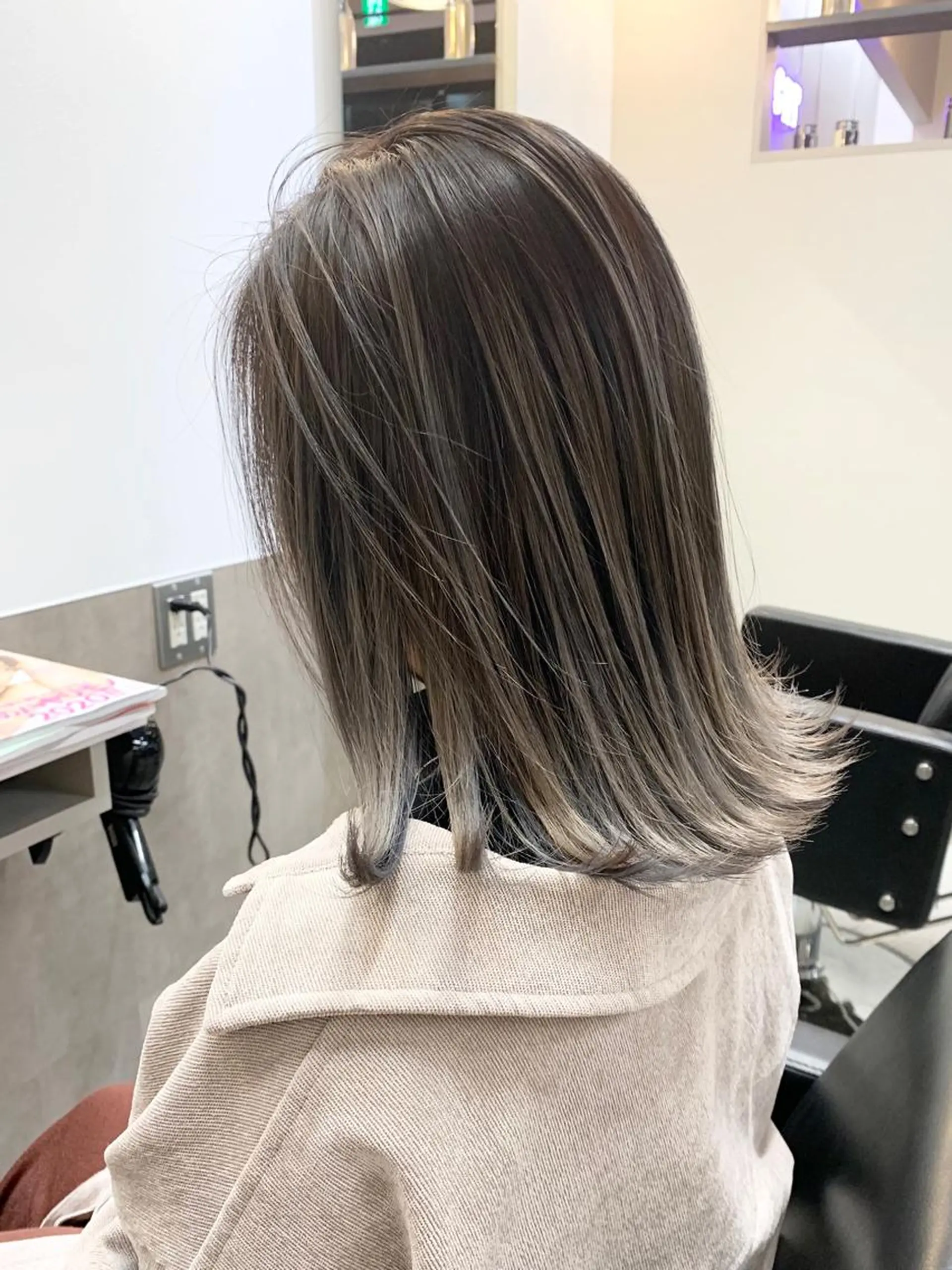 ミディアム カラー バレイヤージュ ブリーチ シルバー ホワイトシルバー レイヤーカット 💈平島 拓也💈のヘアスタイル