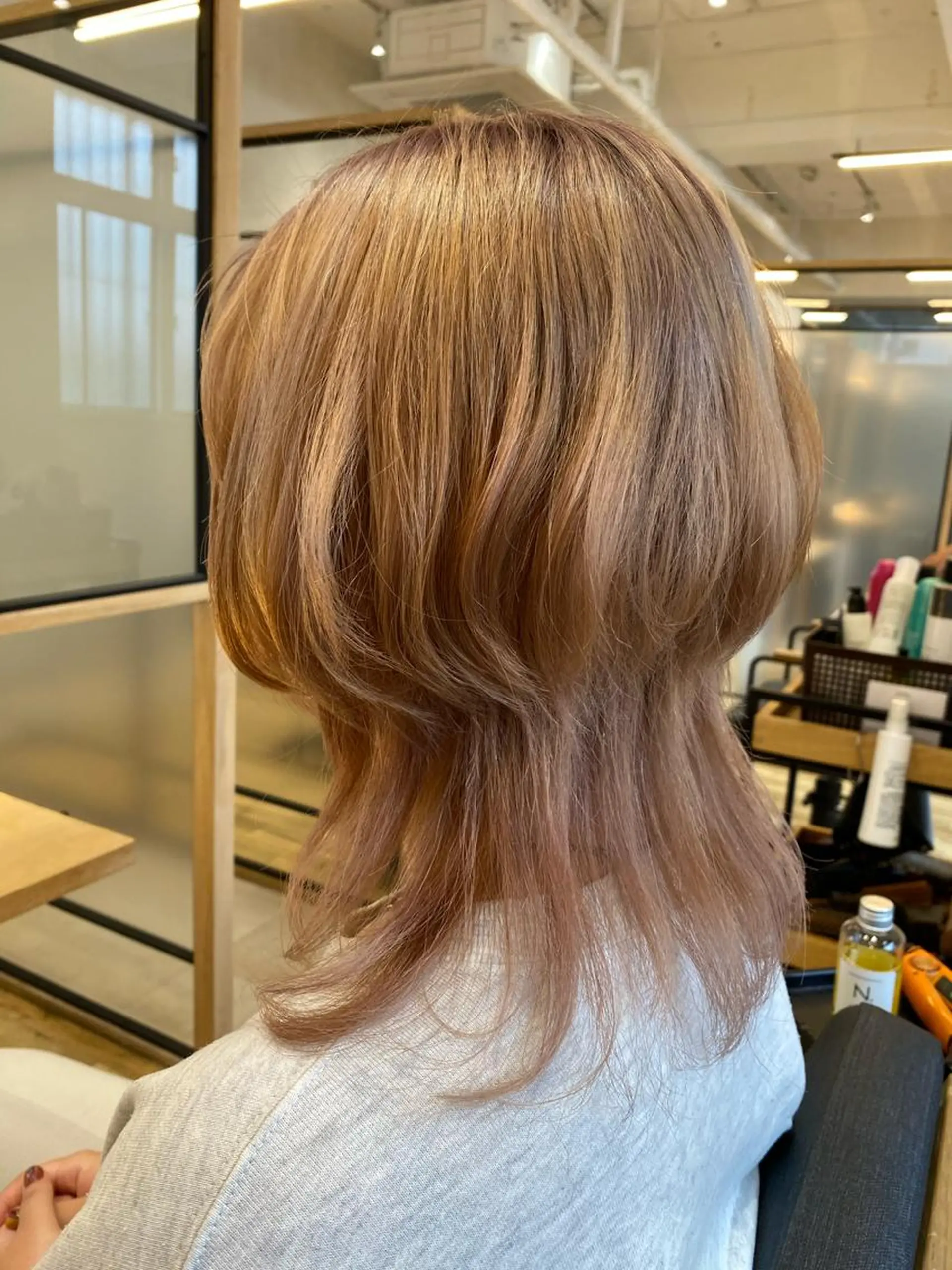ミディアム ウルフカット カット サイトウ ナツキのヘアスタイル
