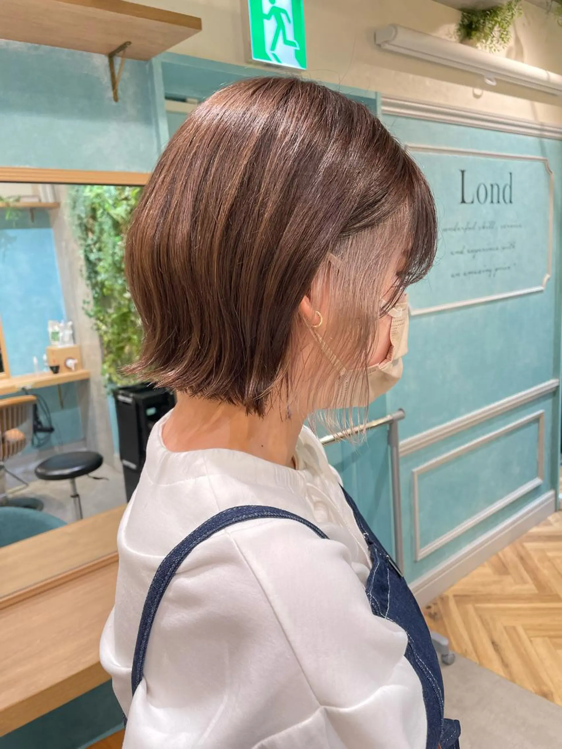 ミディアム カラー イヤリングカラー カット ヘアカラー トリートメント 小泉 葵のヘアスタイル
