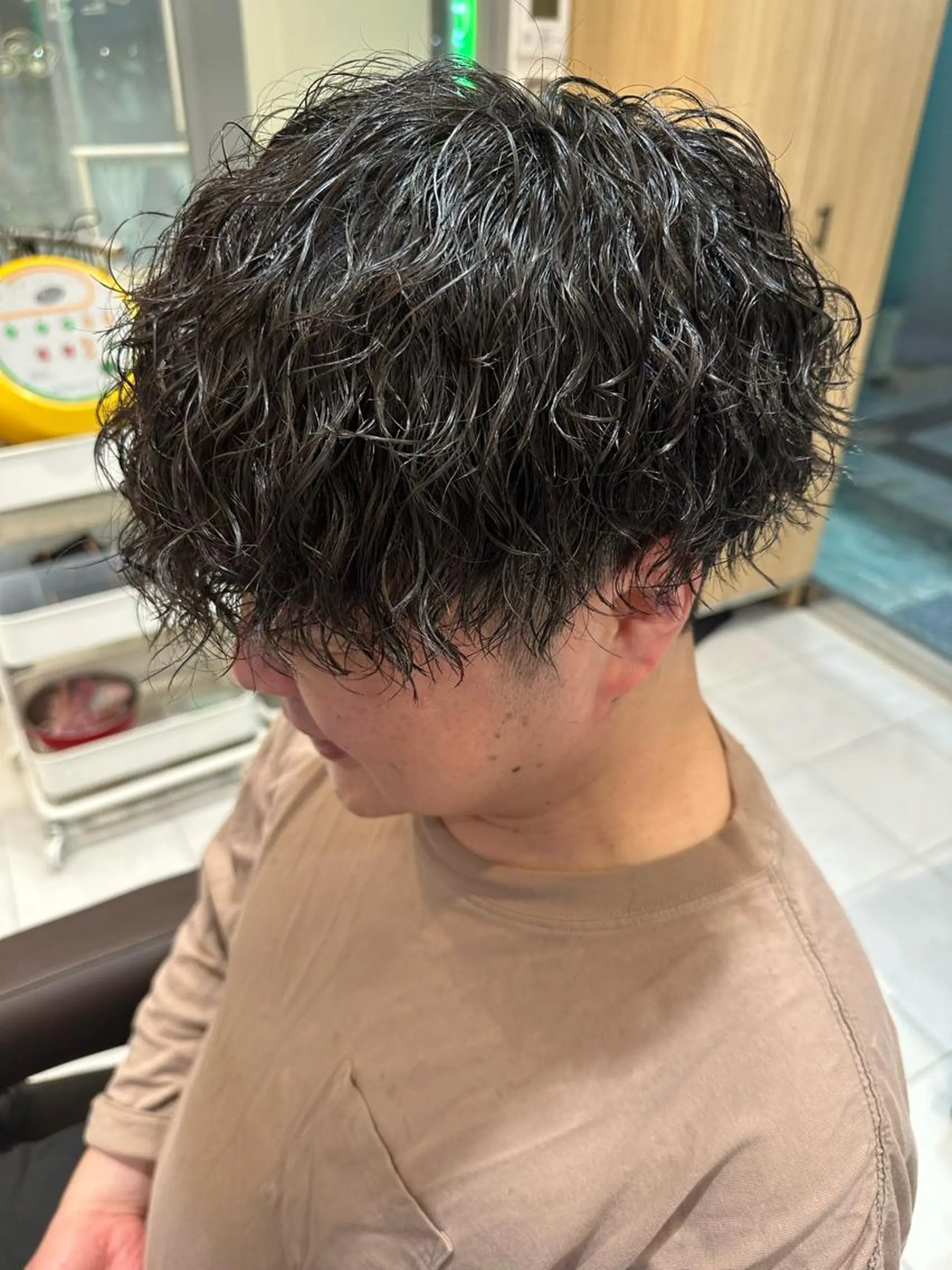 ミディアム パーマ メンズ ミディアムパーマ フェードカット メンズパーマ ツイストスパイラルパーマ 刈り上げ 💈メンズ特化 美容師サキ💈のヘアスタイル