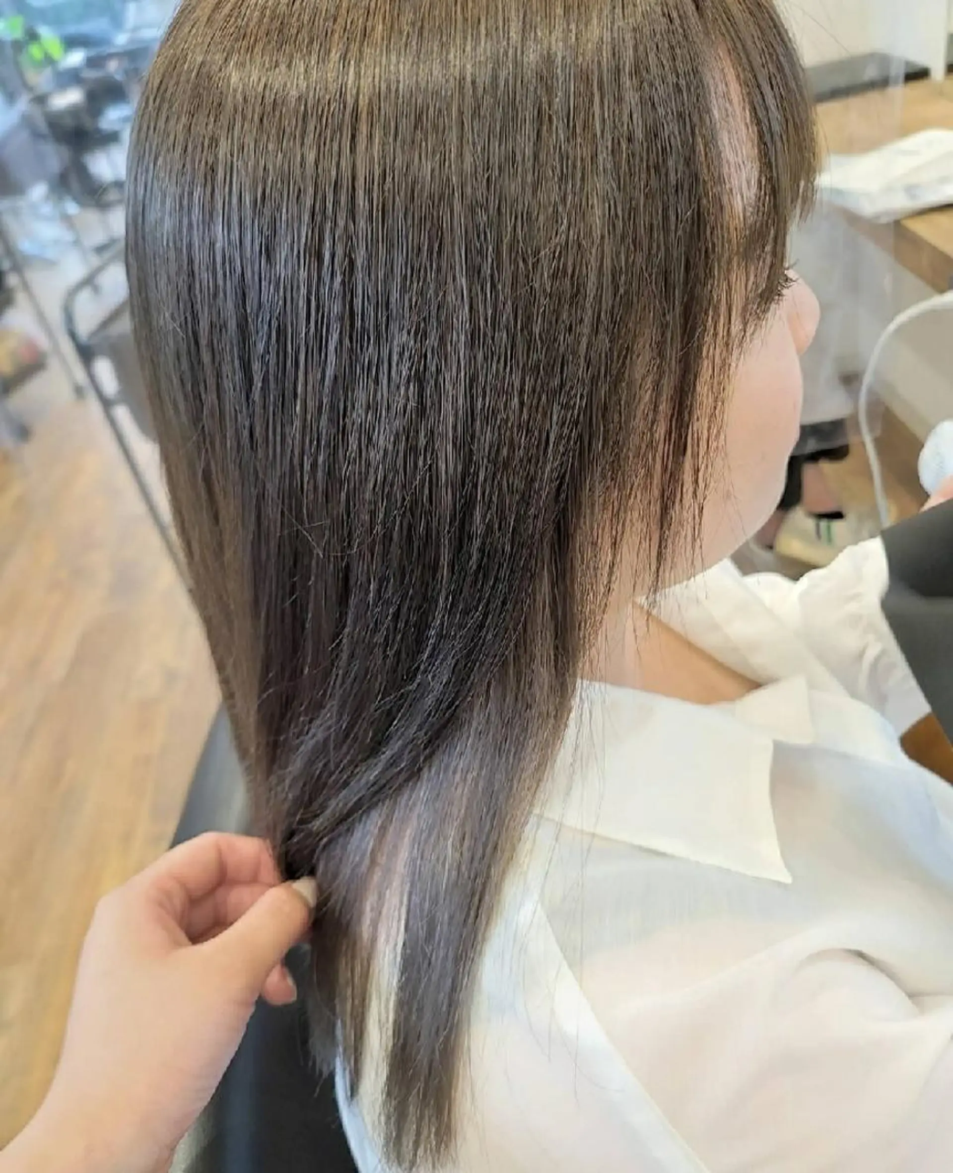 セミロング カラー パーマ セミロングパーマ イヤリングカラー ストレートパーマ トリートメント 関口 友菜のヘアスタイル