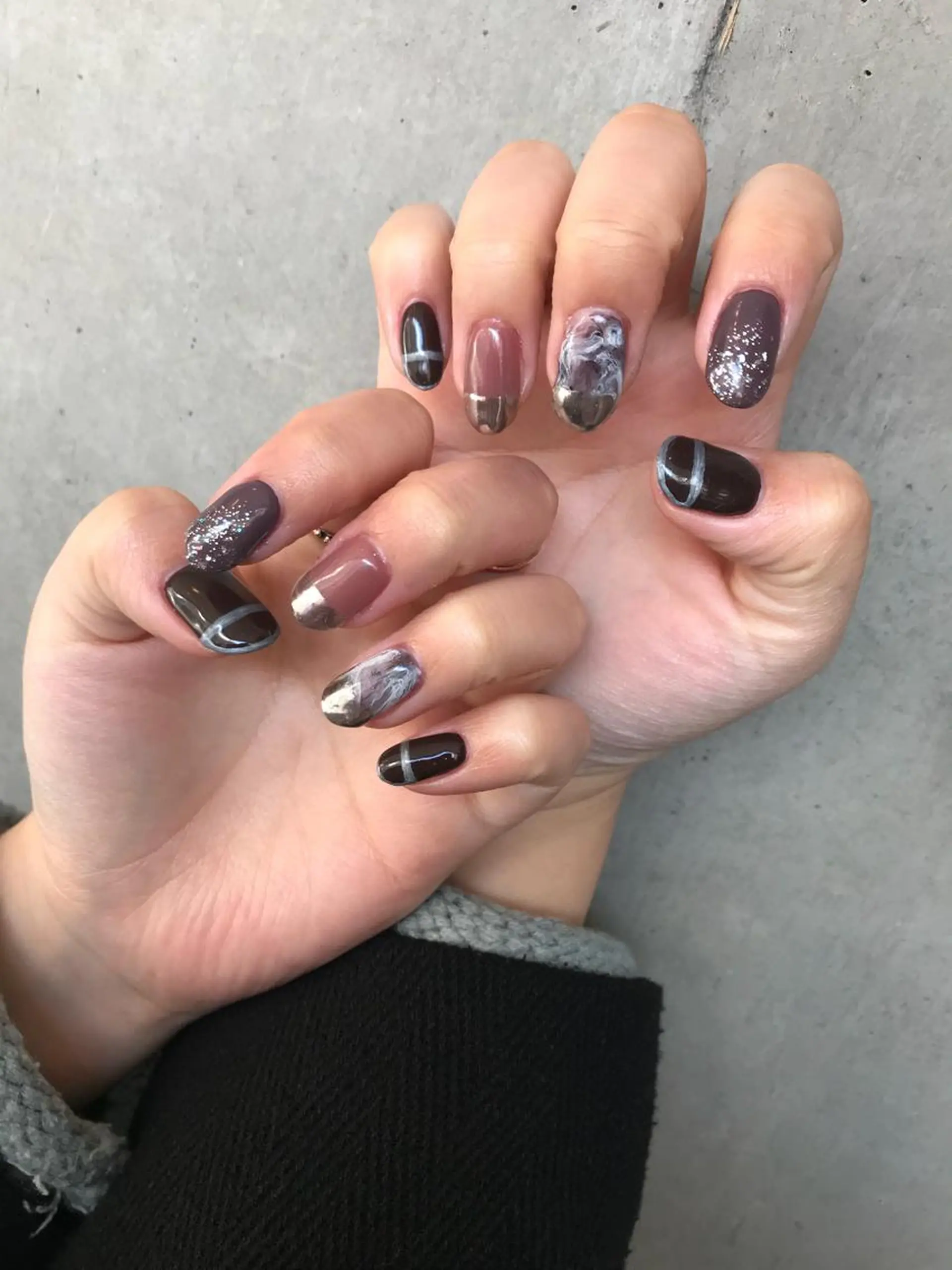 ミディアム カラー ネイル マツエク・マツパ viewstokyo所属・mana 暖色カラーカットのヘアスタイル