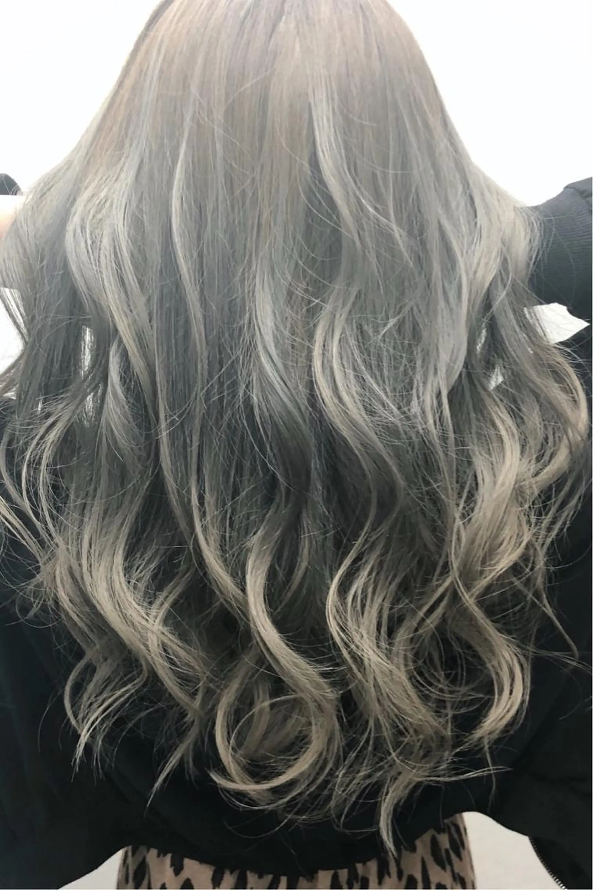 ロング カラー ダークグレー ダークグレージュ グレージュ ヤナ マネージャーのヘアスタイル