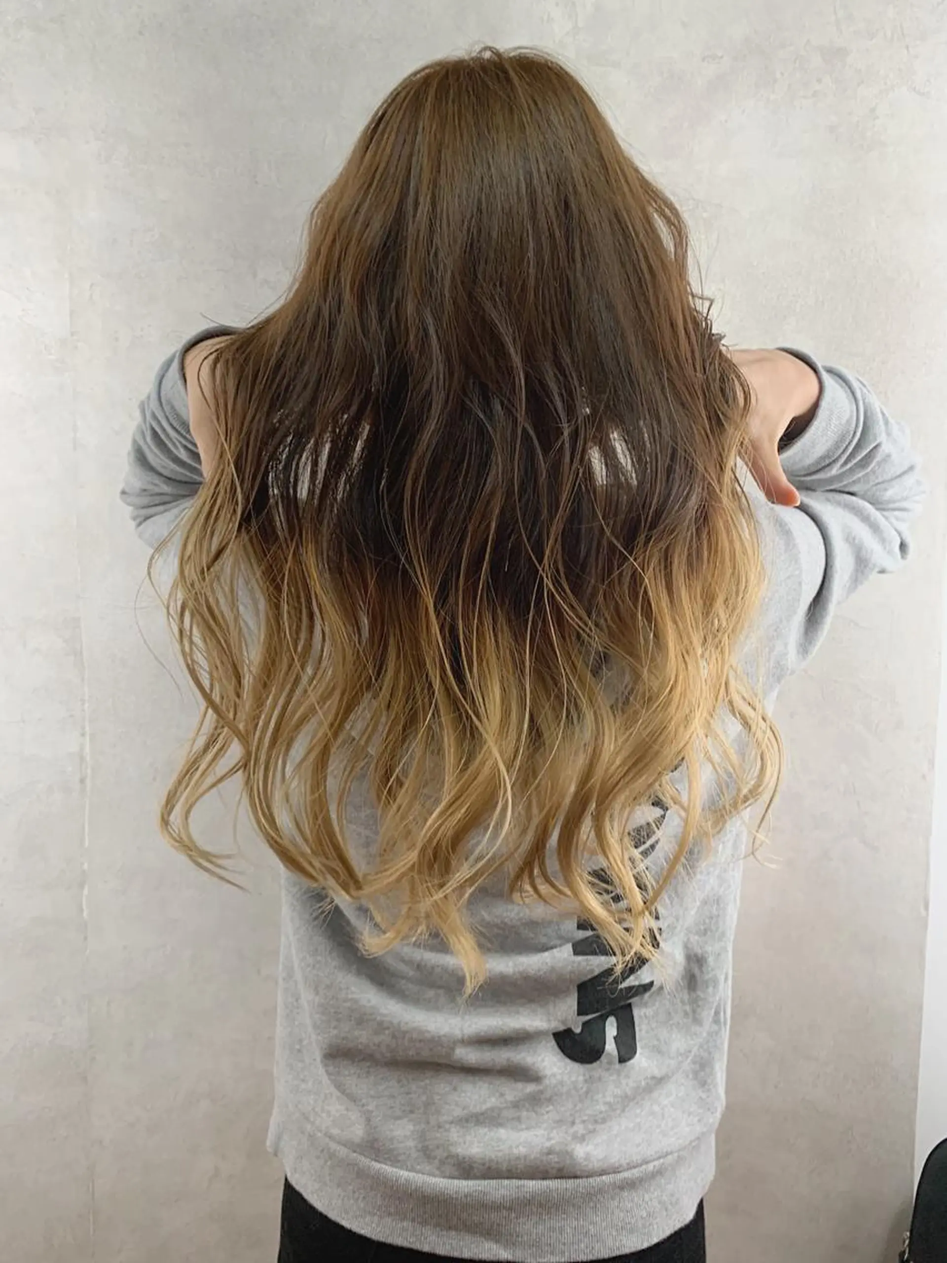 ロング ミルクティーベージュ の魔術師　manaeのヘアスタイル