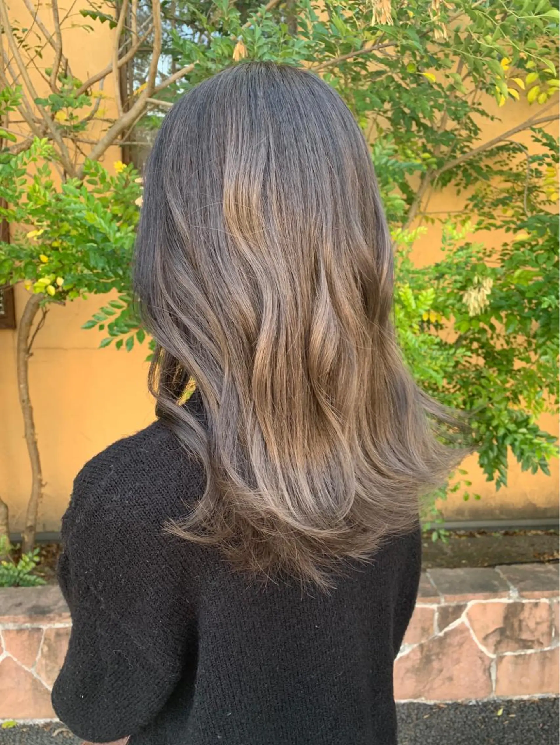 ロング カラー ブリーチ 川元 汐音のヘアスタイル