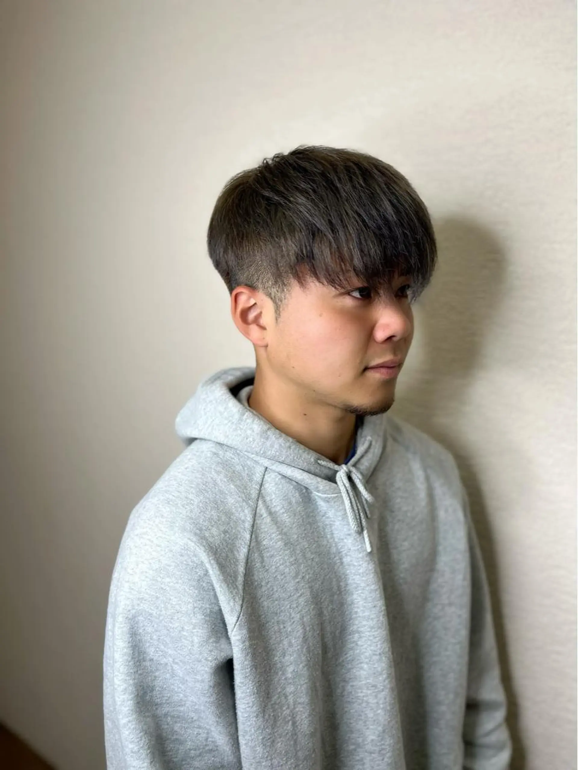 セミロング カラー メンズ メンズブリーチ アディクシーカラー ブリーチ シルバー 野村 朋生のヘアスタイル