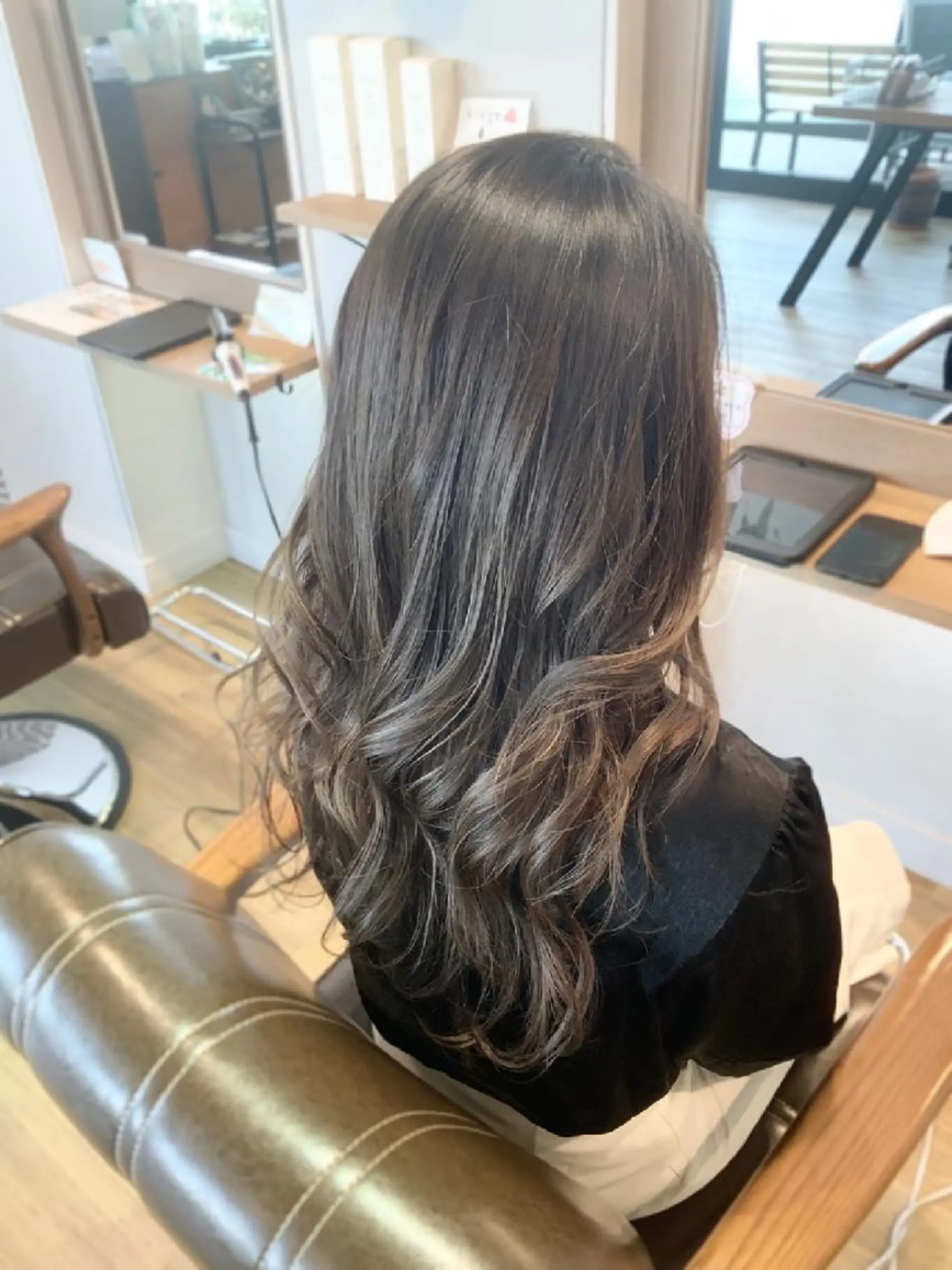 カラー ロング グレージュ 堀 望美のヘアスタイル