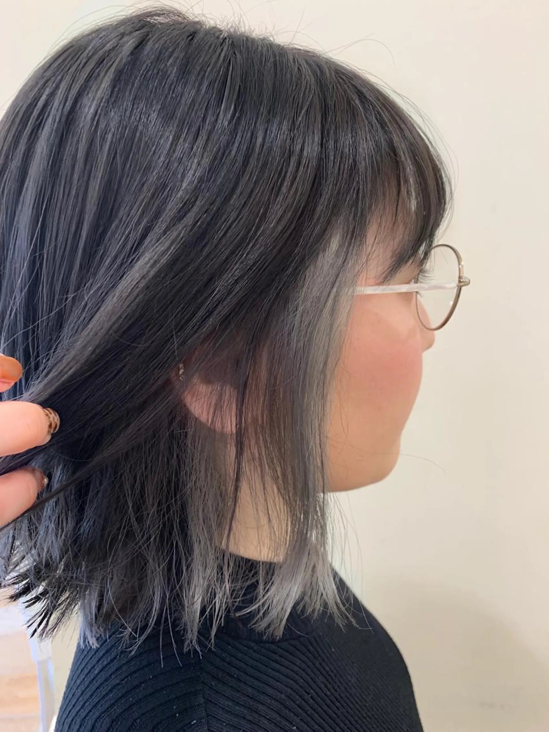 ショート カラー ブリーチ グレージュ シルバー シルバーグレージュ カット ヘアカラー トリートメント ぱつっとボブ/ 小野あかねのヘアスタイル