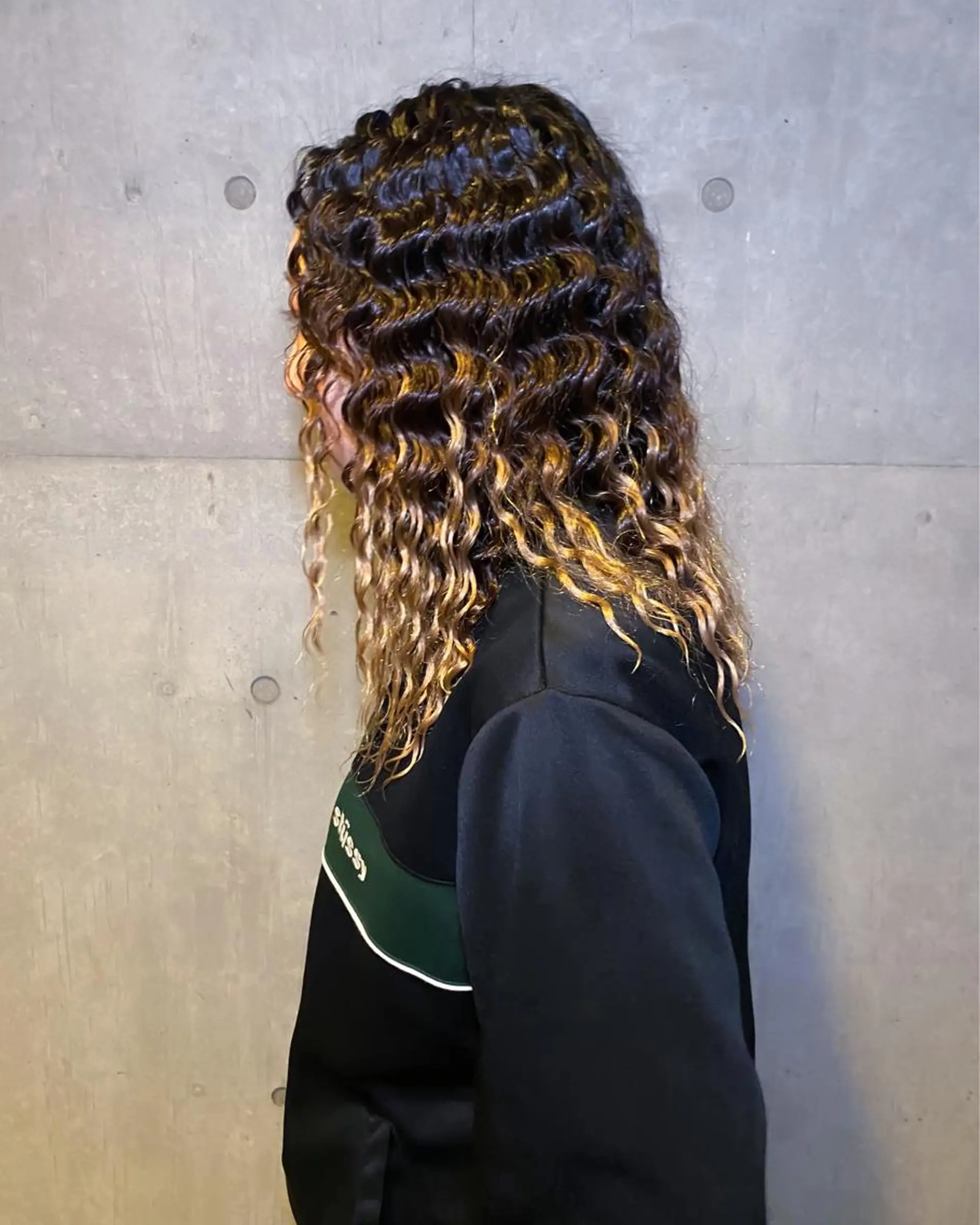 ロング カラー パーマ スパイラルパーマ Repos by moi所属・RINA/特殊ヘア/ 高発色ワンカラーのヘアスタイル