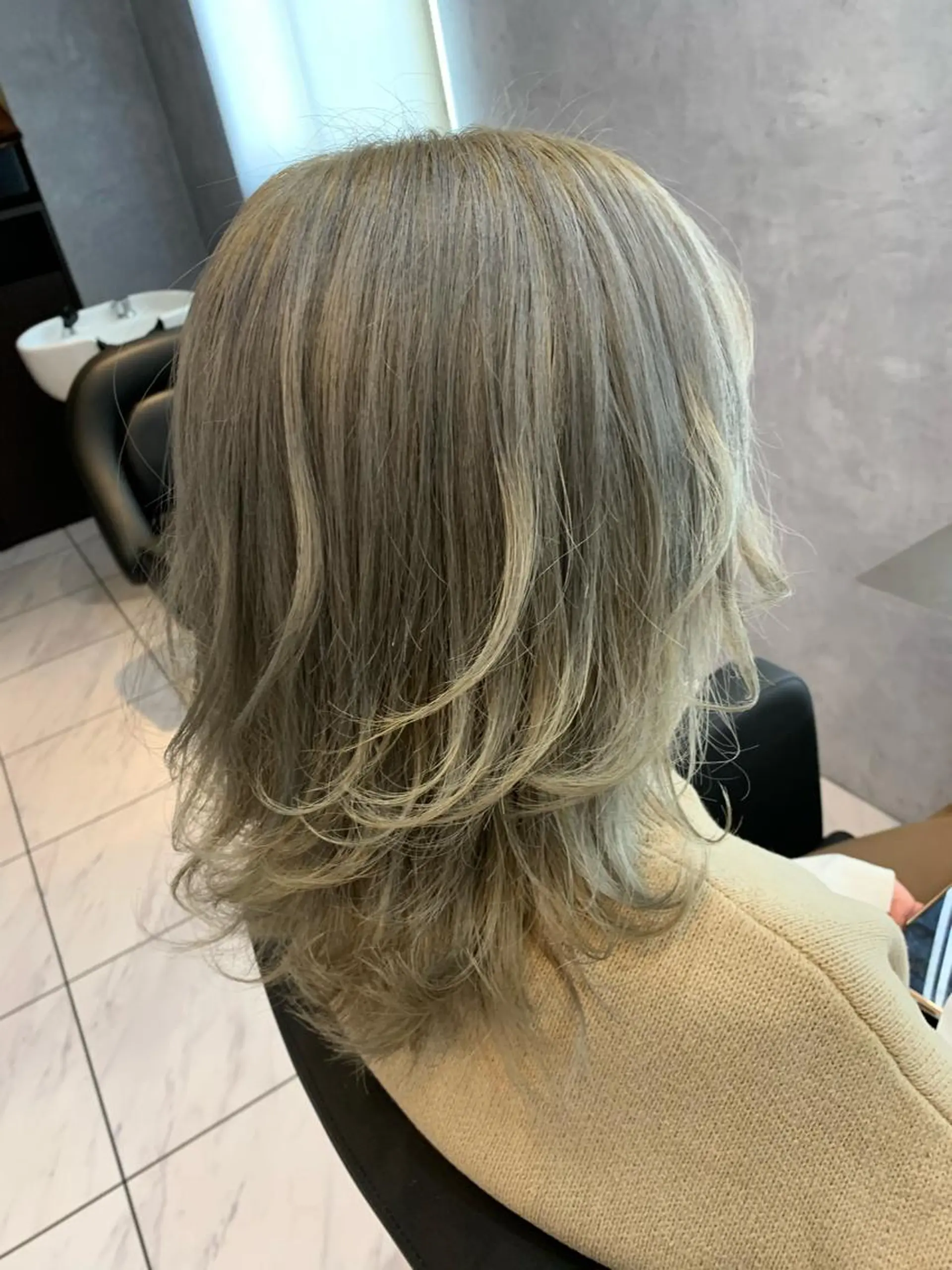 ミディアム カラー シルバー 透明感/ブリーチ縮毛 /髪質改善/星野純一のヘアスタイル