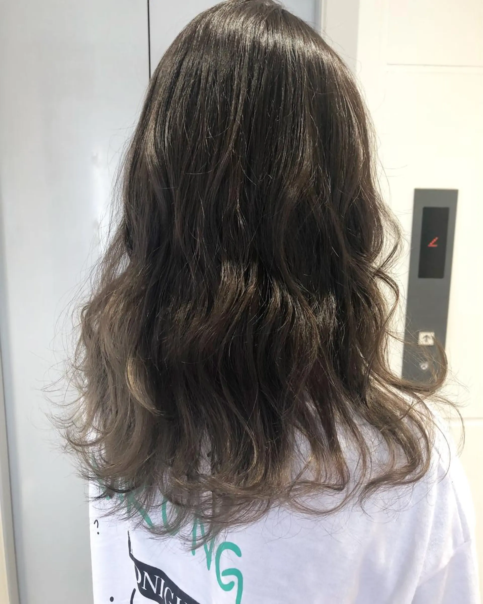 ロング カラー ベージュカラー ブリーチ グラデーションカラー ミルクティーベージュ ヘアカラー sano sayakaのヘアスタイル