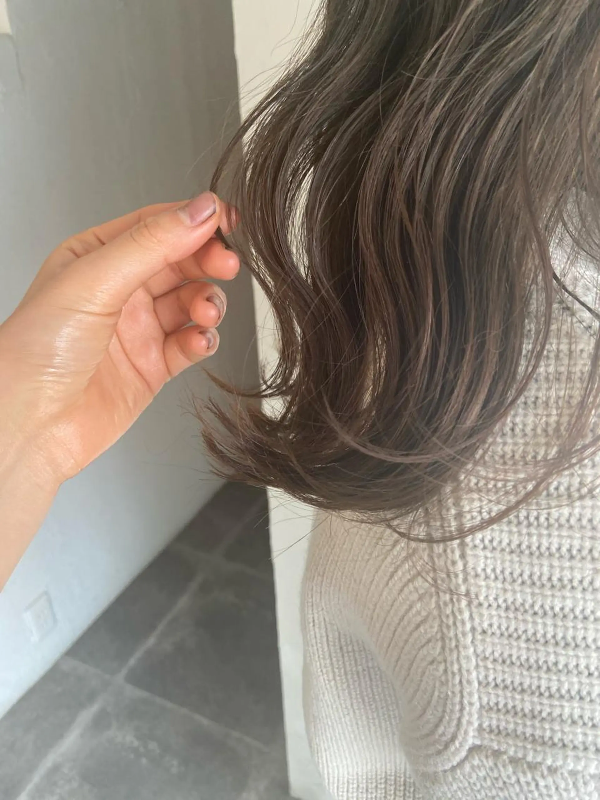 ロング カラー パーマ アッシュ ベージュカラー 透明感カラー オリーブアッシュ オリーブベージュ ヘアカラー トリートメント SALOWIN自由が丘所属・ヘッドスパ✨髪質ケア サロン🌿chacoのエステ・リラクイメージ