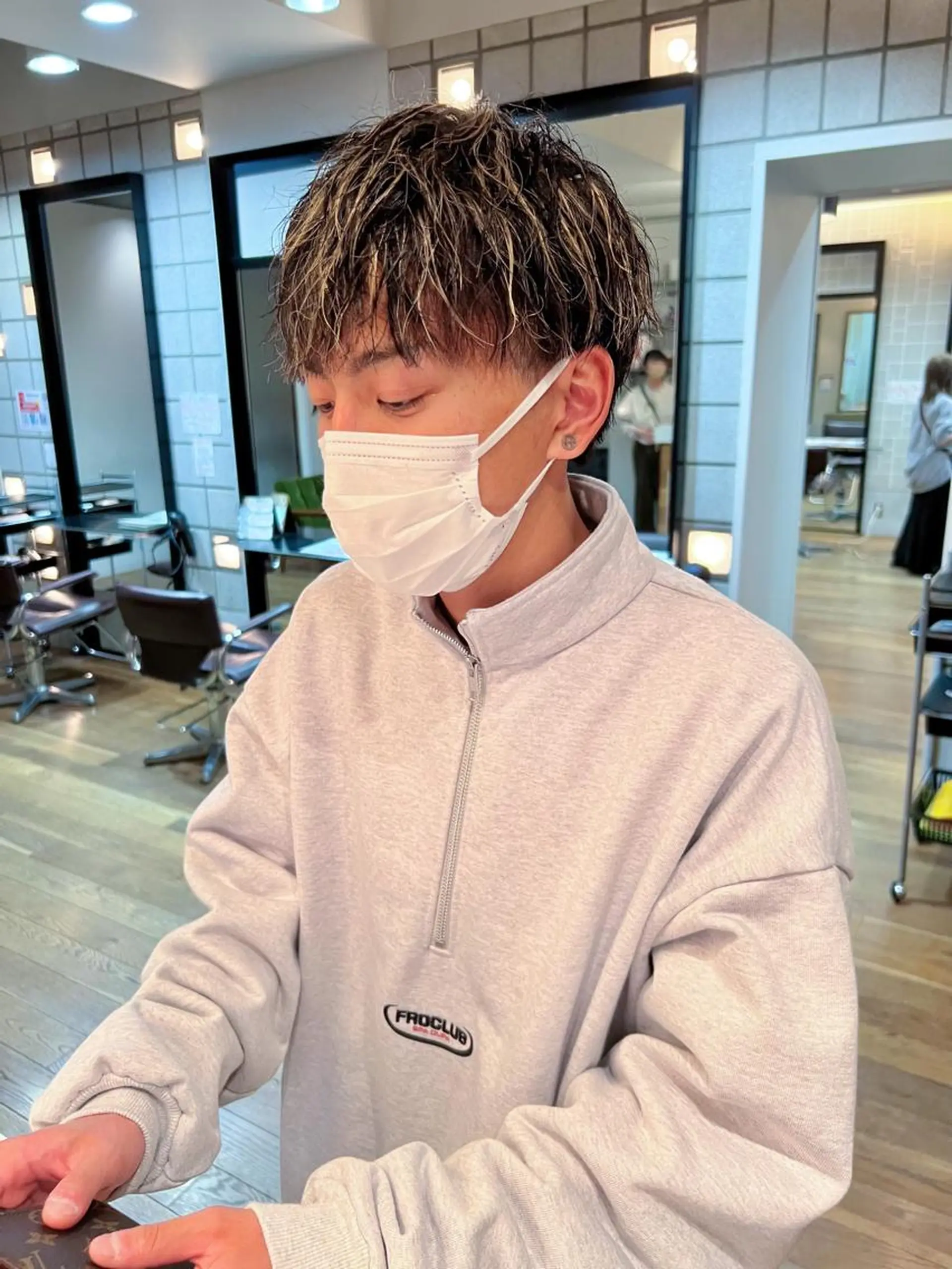 カラー メンズ メンズブリーチ メンズハイライト ブリーチ ハイライトカラー カット ヘアカラー 古川 晴輝のヘアスタイル