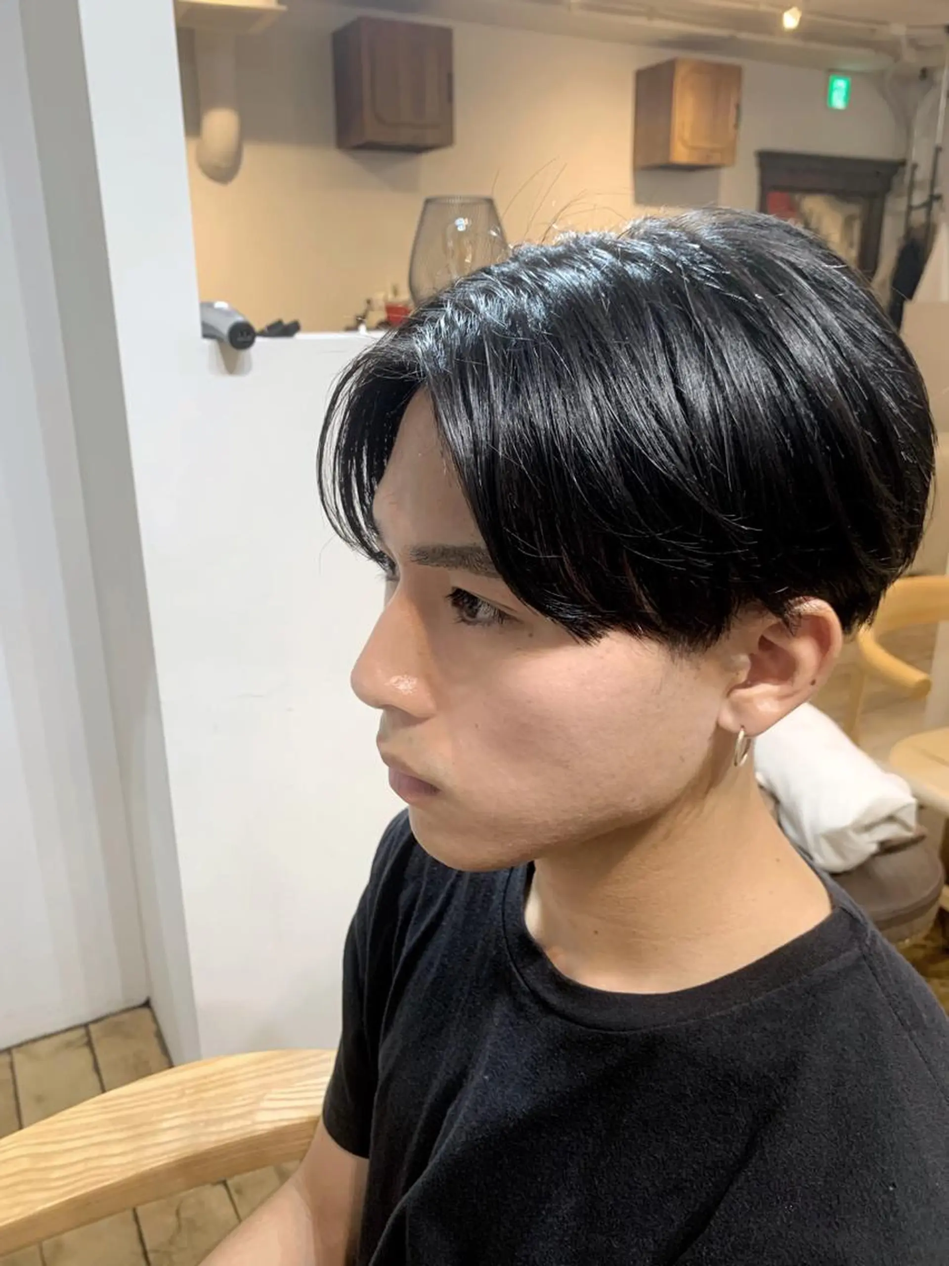 ショート パーマ メンズ メンズブリーチ センターパート フェードカット メンズハイライト メンズハイトーン カット ヘアセット メンズStylist 山根慧のヘアスタイル
