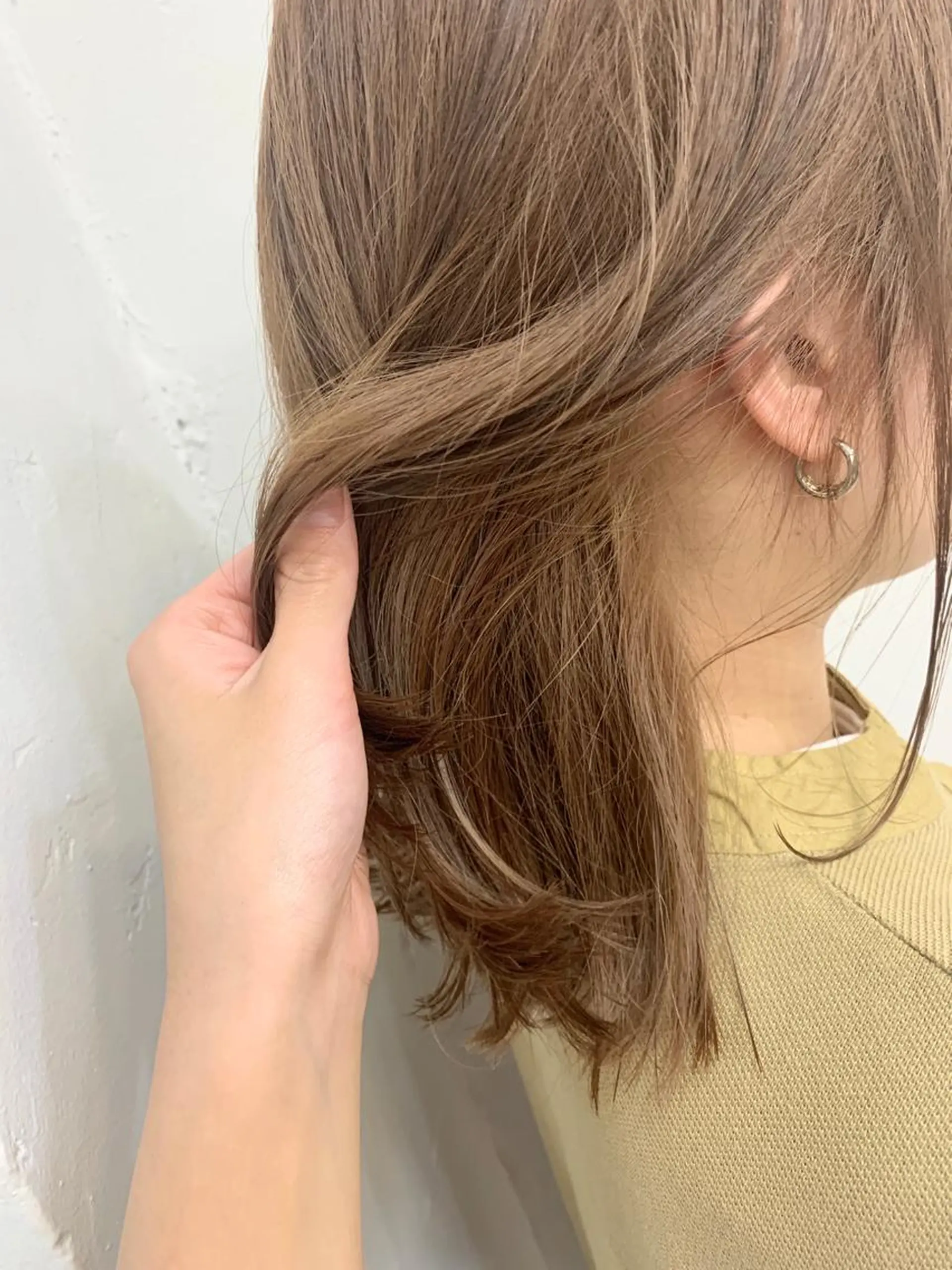 セミロング カラー ベージュカラー ミルクティーベージュ ヘアカラー トリートメント chama レイヤーカットのヘアスタイル