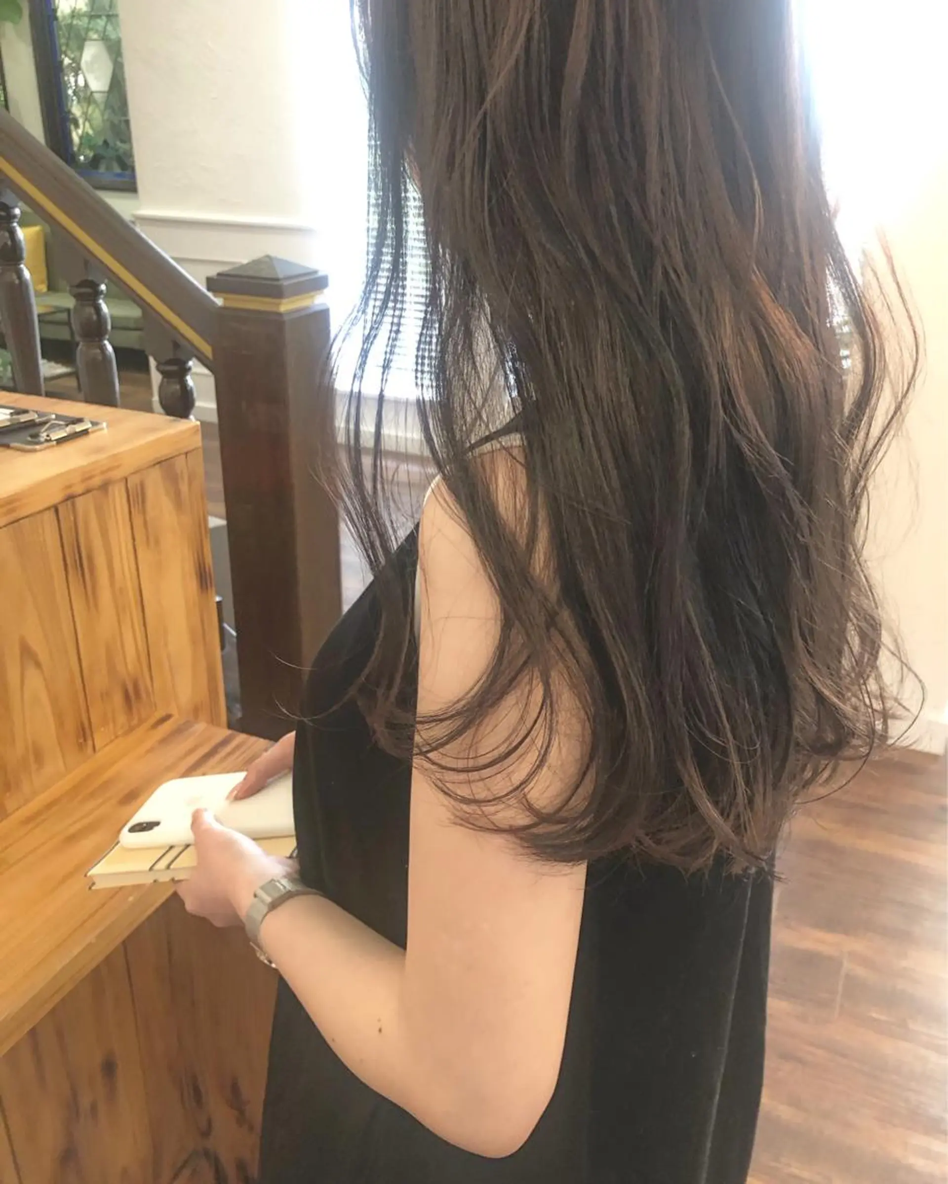 ロング カラー アッシュ ベージュカラー カット ヘアカラー トリートメント 江原 彩華のヘアスタイル