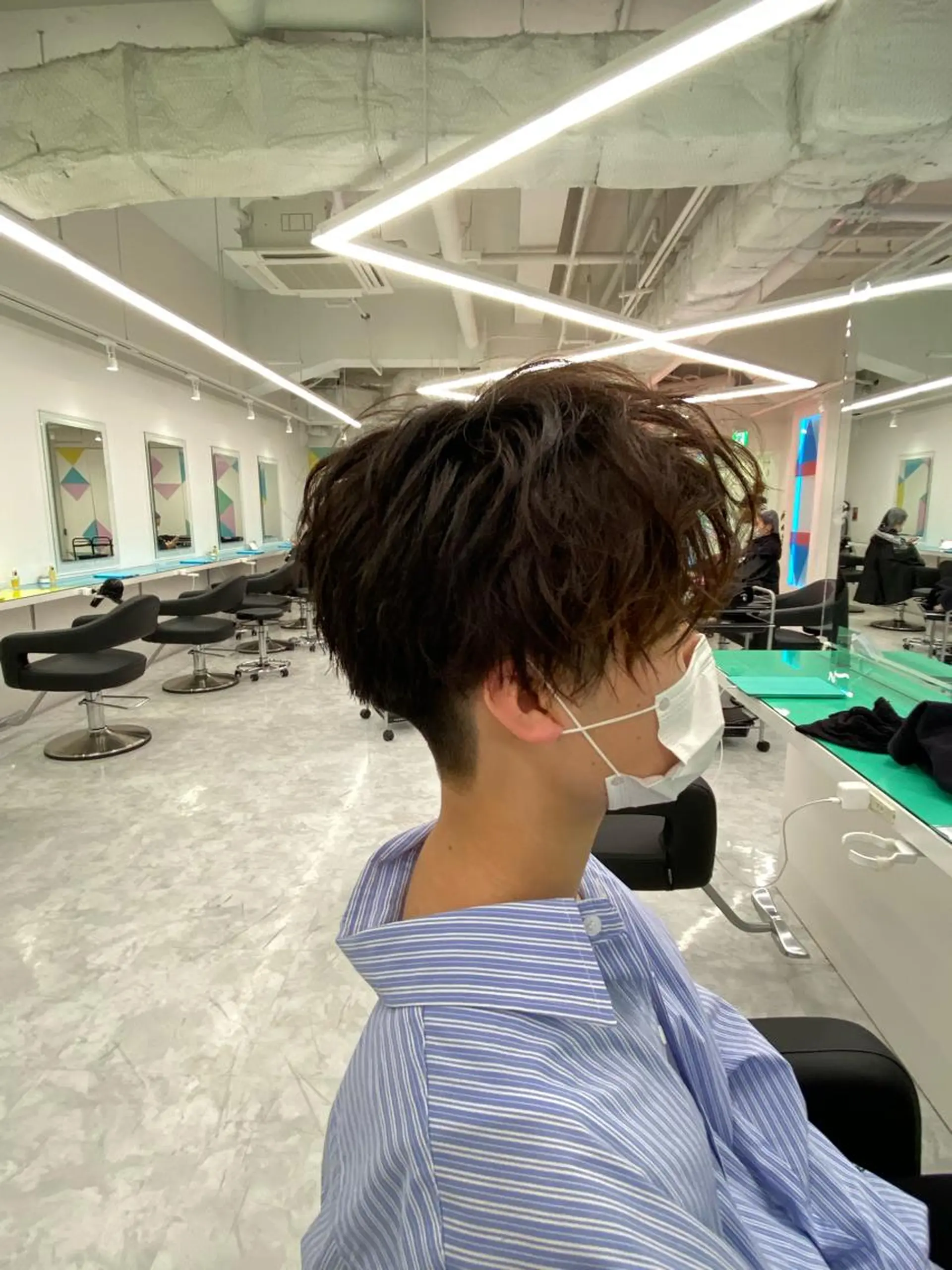 ショート パーマ メンズ センターパート メンズパーマ 赤み消し🌿 透明感カラー🫧のヘアスタイル